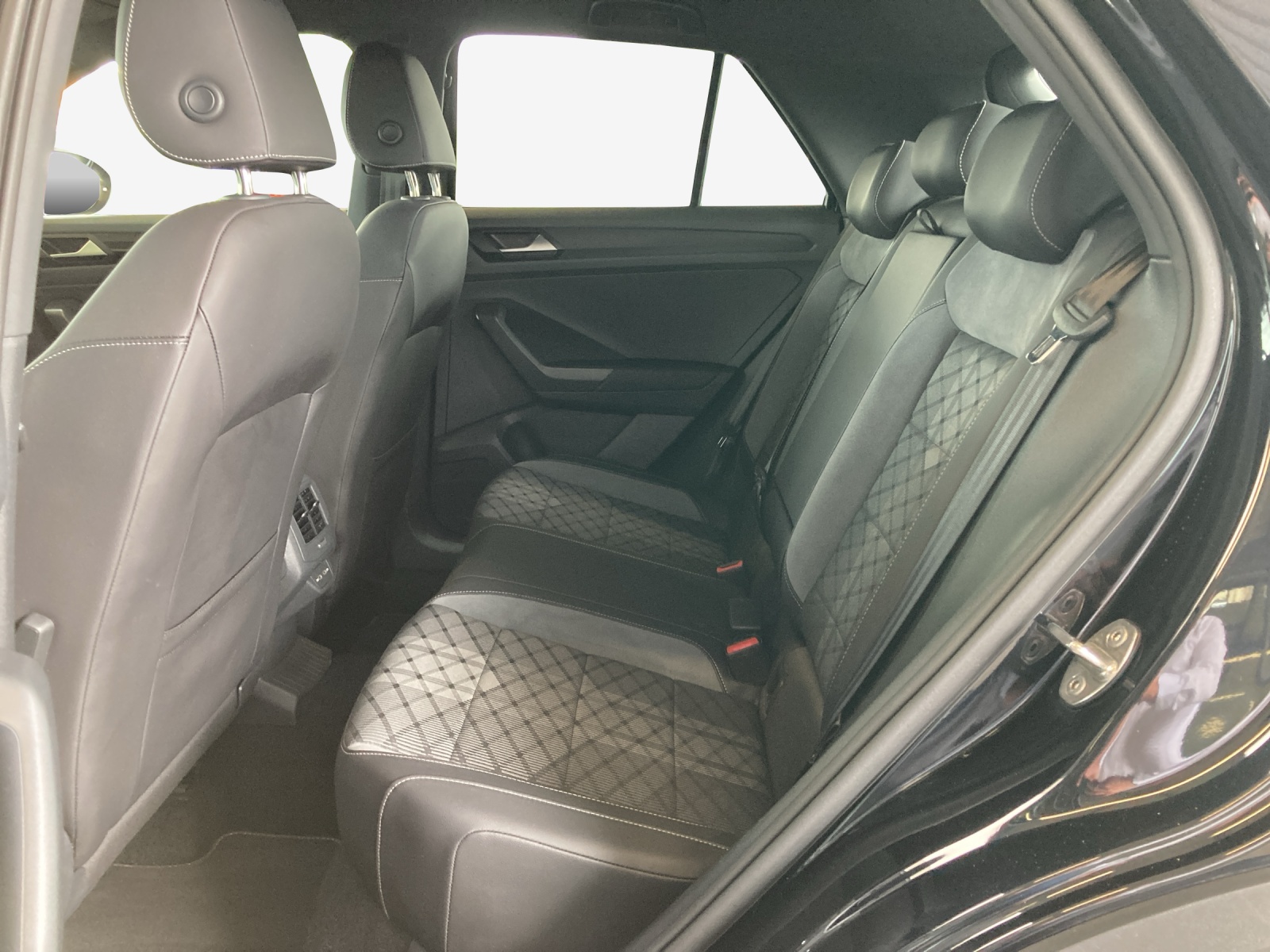 VW T-Roc 2.0 TSI R-Line DSG 4Motion-image-11