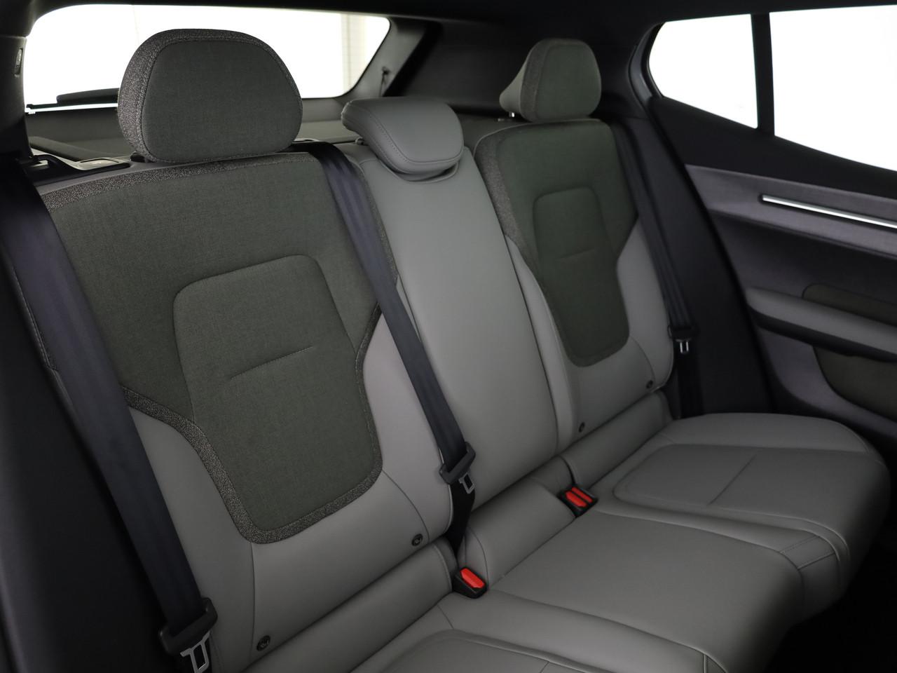 VOLVO EX30 CC P8 Ultra AWD-image-11