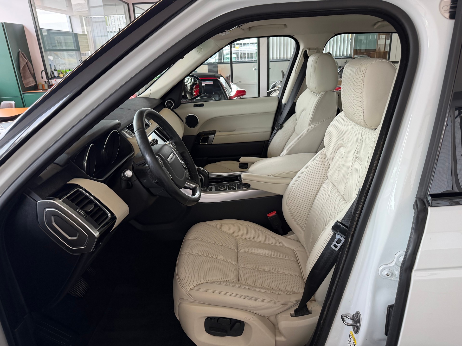 LAND ROVER Range Rover Sport 3.0 SDV6 HSE Automatic-image-12