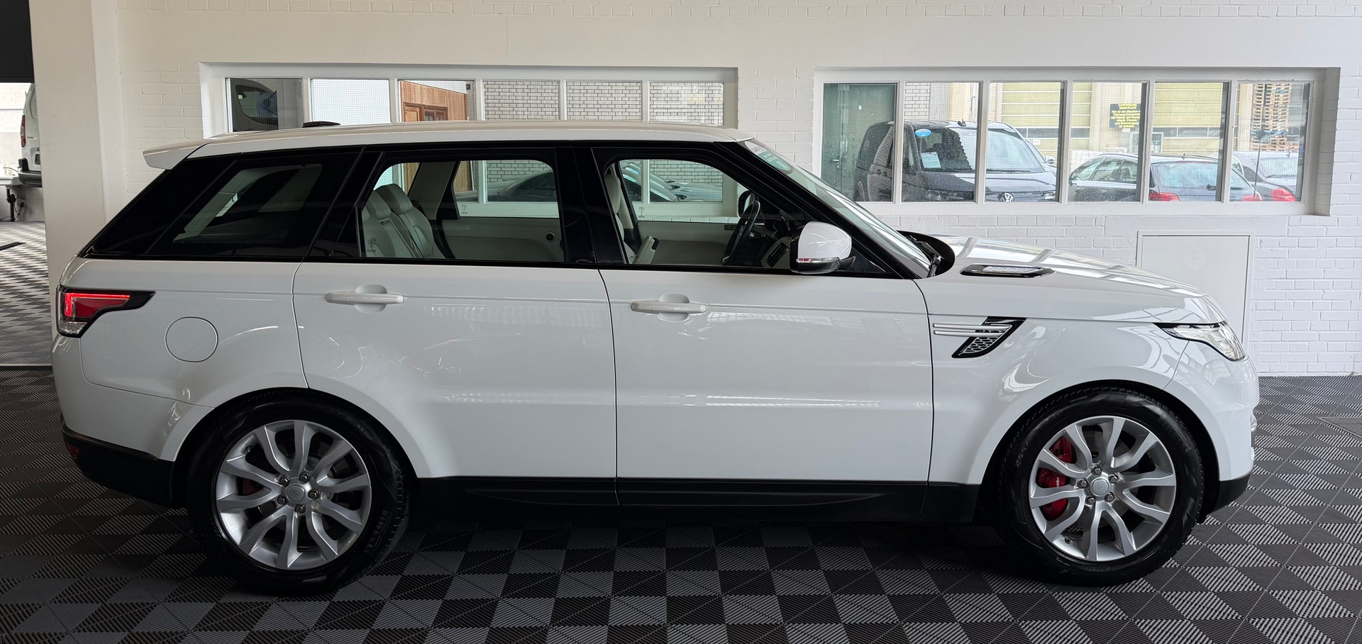 LAND ROVER Range Rover Sport 3.0 SDV6 HSE Automatic-image-1