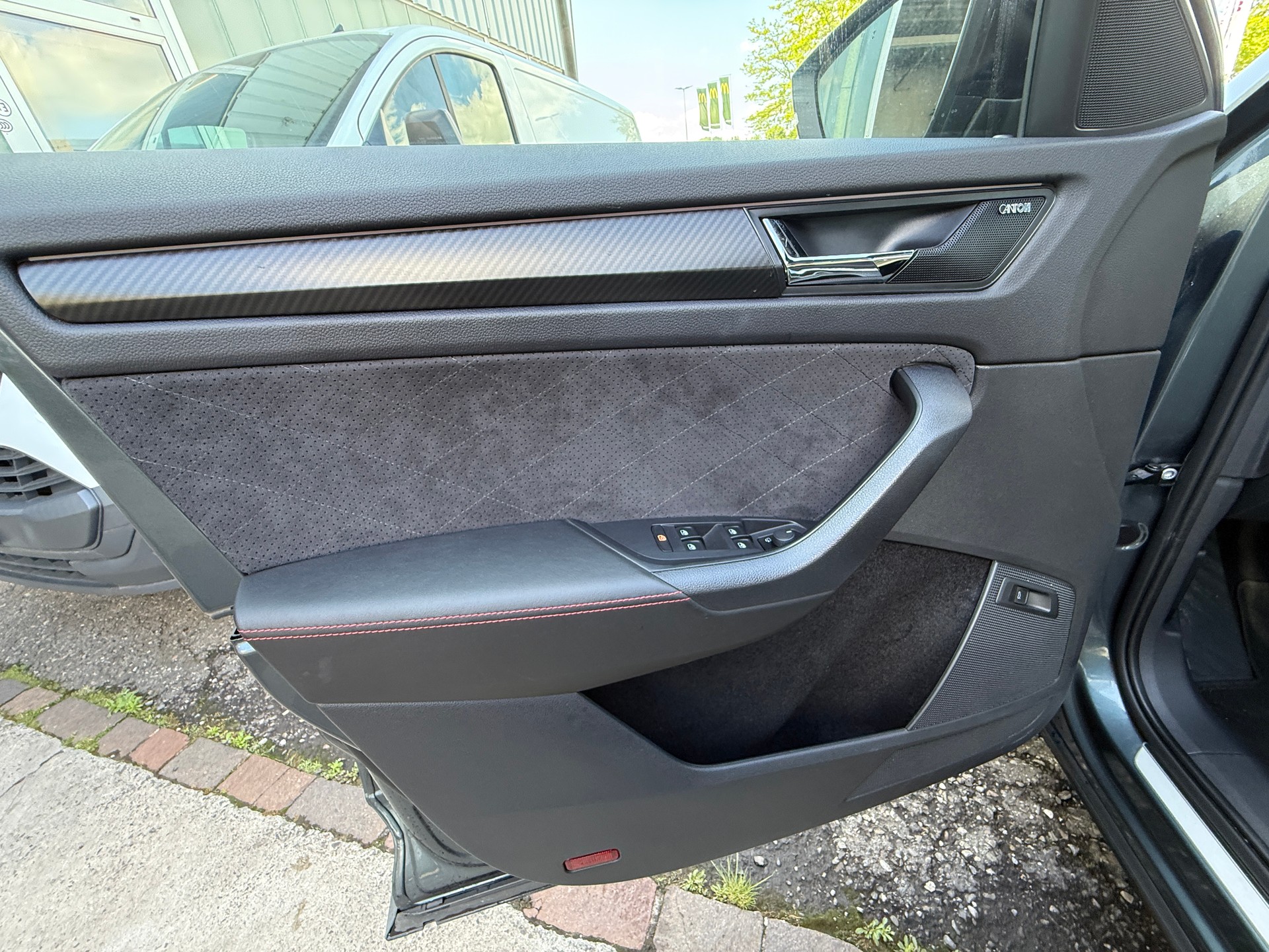 SKODA Kodiaq 2.0 Bi-TDI SCR RS 4x4 DSG ***STANDHEIZUNG MIT FERNBEDIENUNG***-image-25