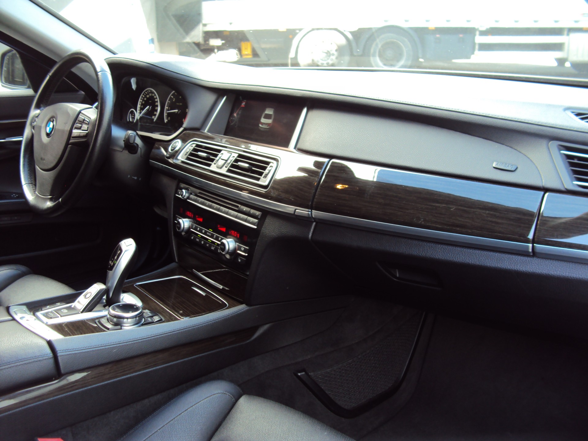 BMW 740d xDrive-image-10