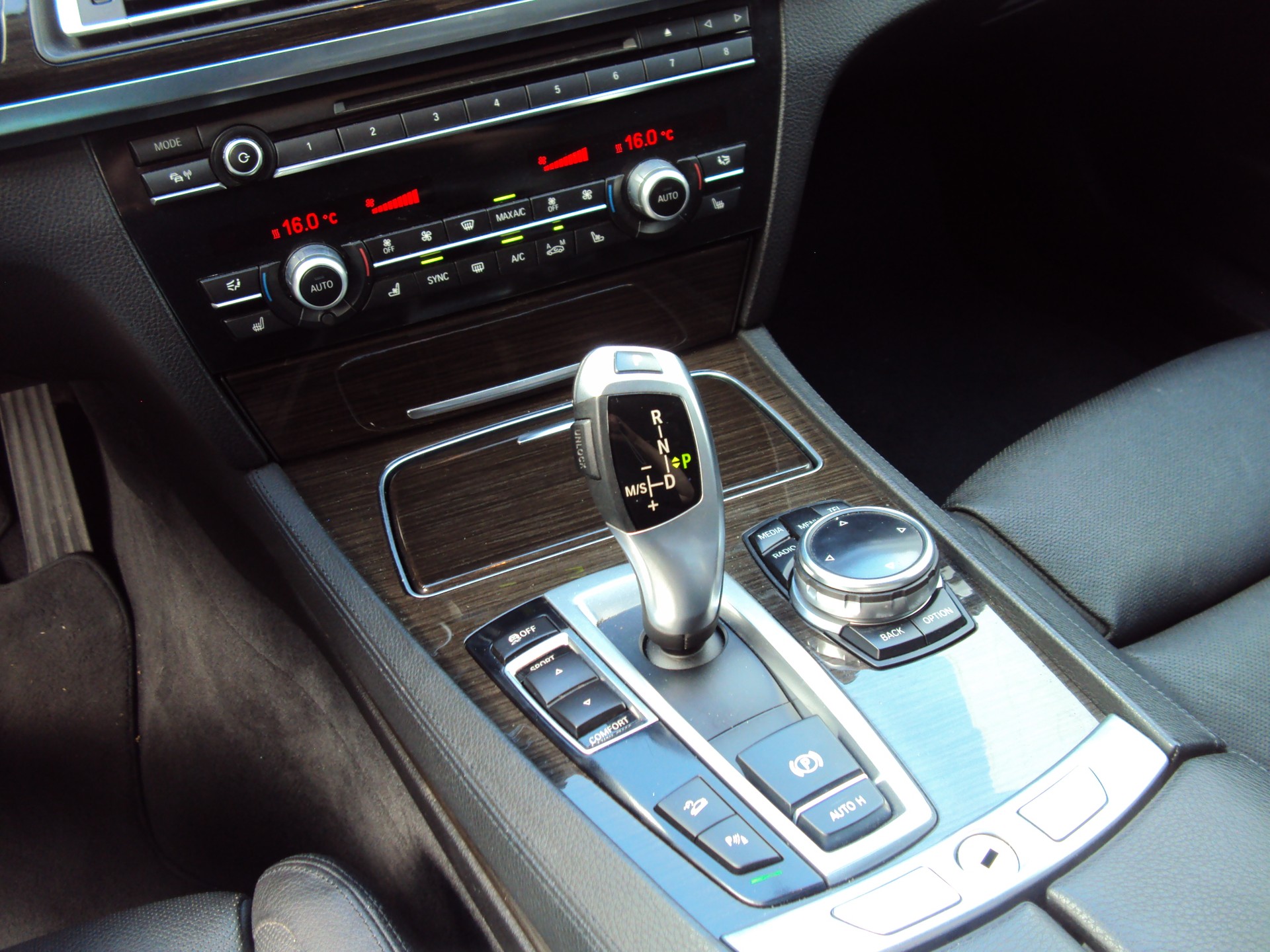 BMW 740d xDrive-image-12