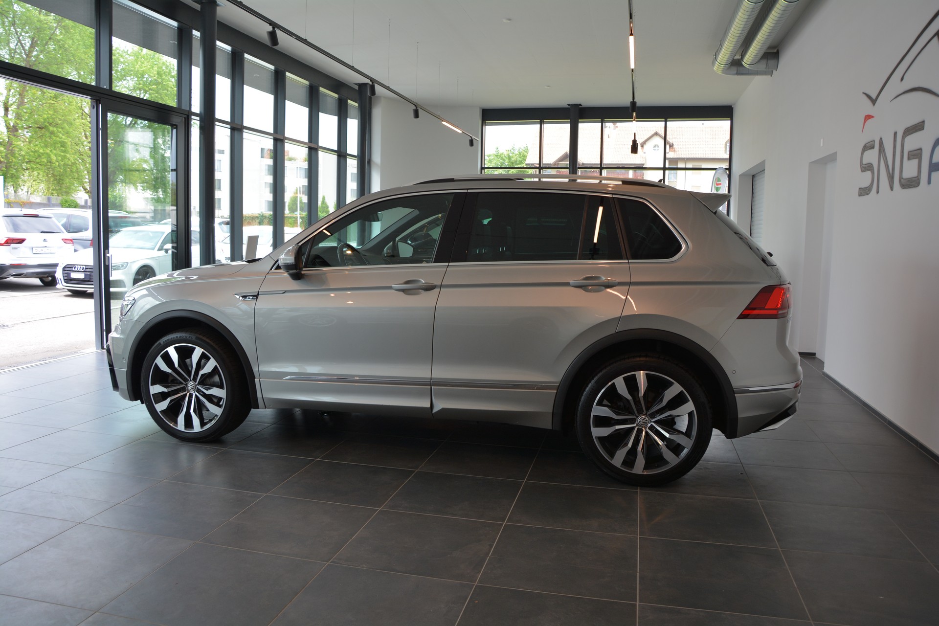 VW Tiguan 2.0TSI Highline 4Motion DSG R-Line-image-2