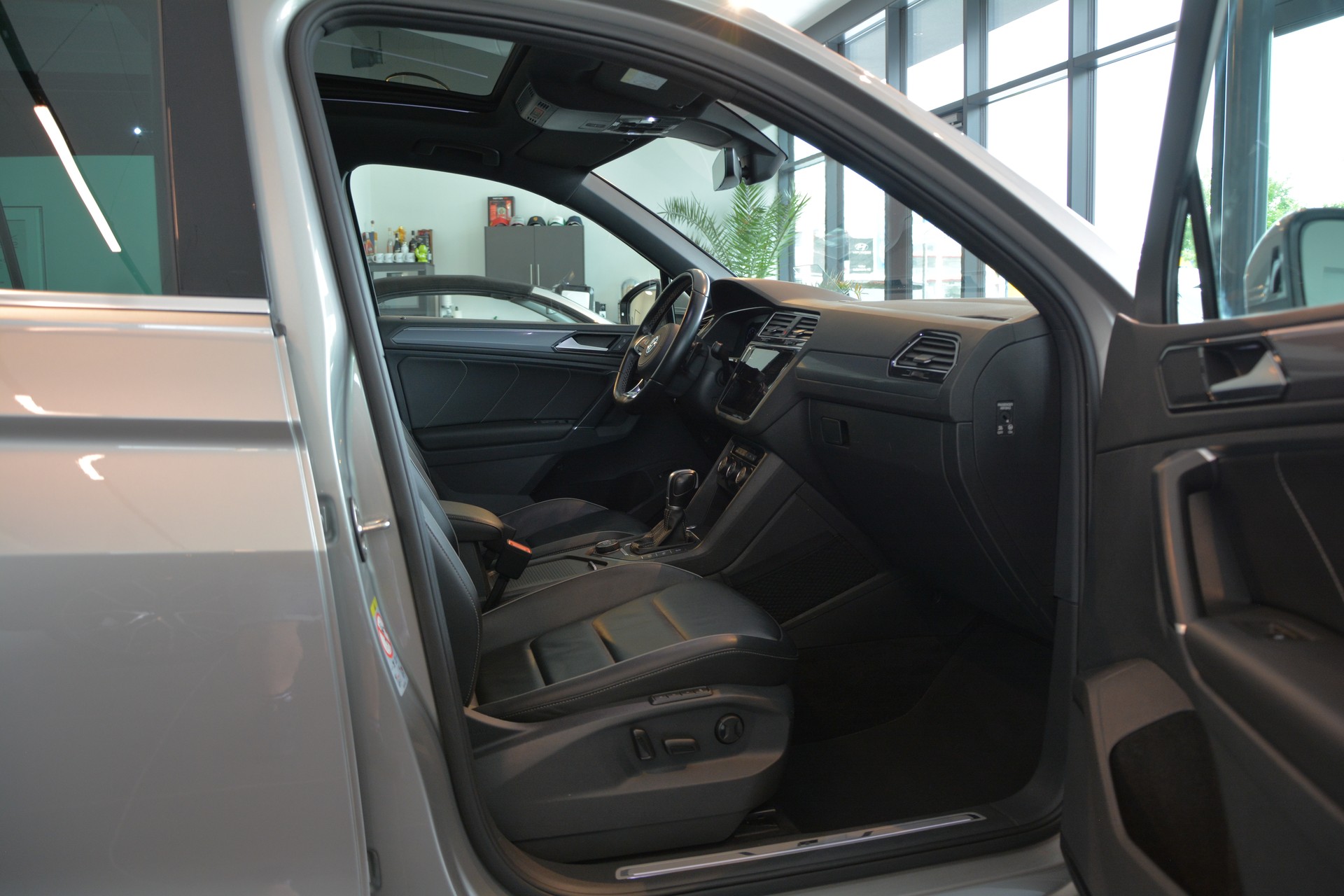 VW Tiguan 2.0TSI Highline 4Motion DSG R-Line-image-13