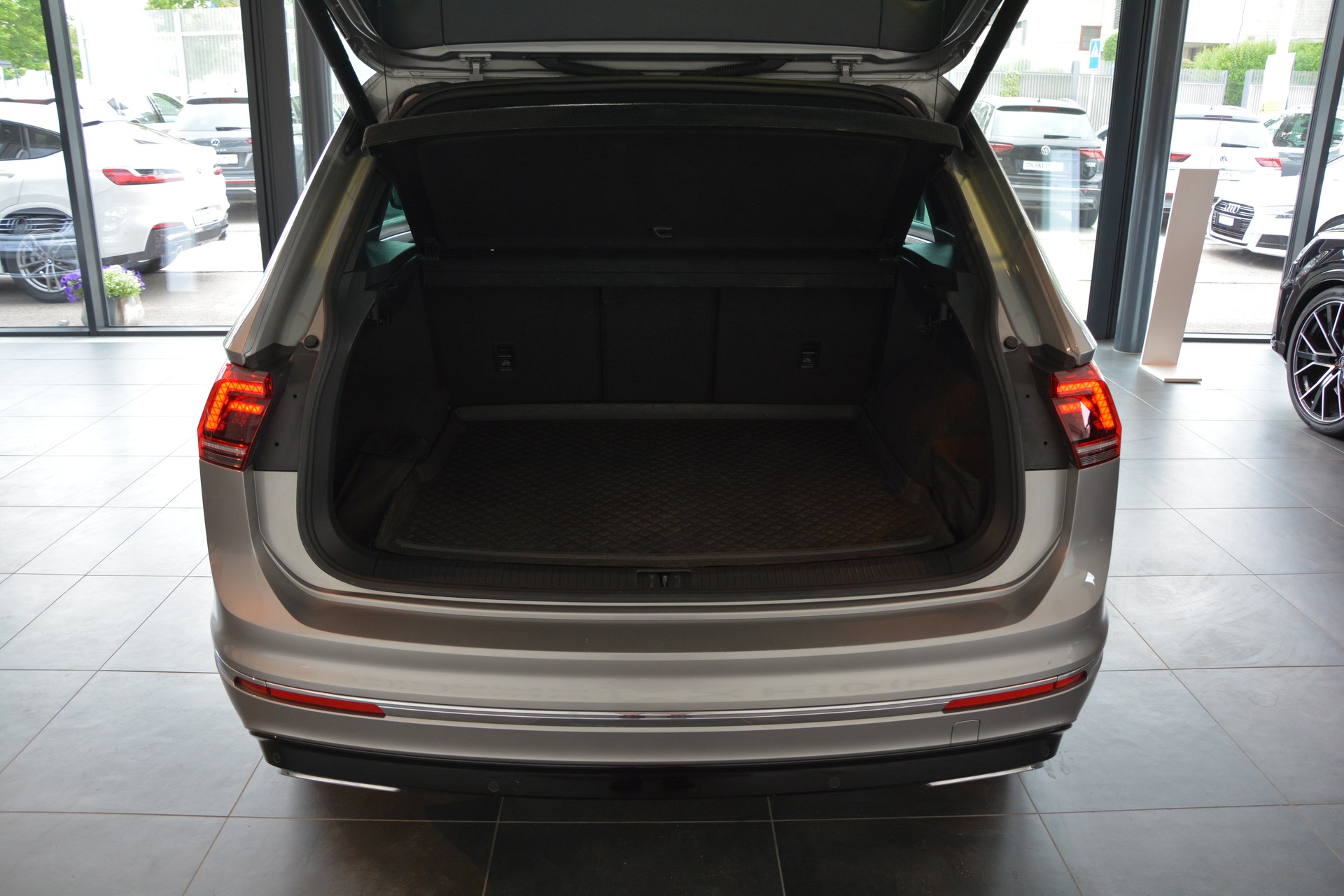 VW Tiguan 2.0TSI Highline 4Motion DSG R-Line-image-15