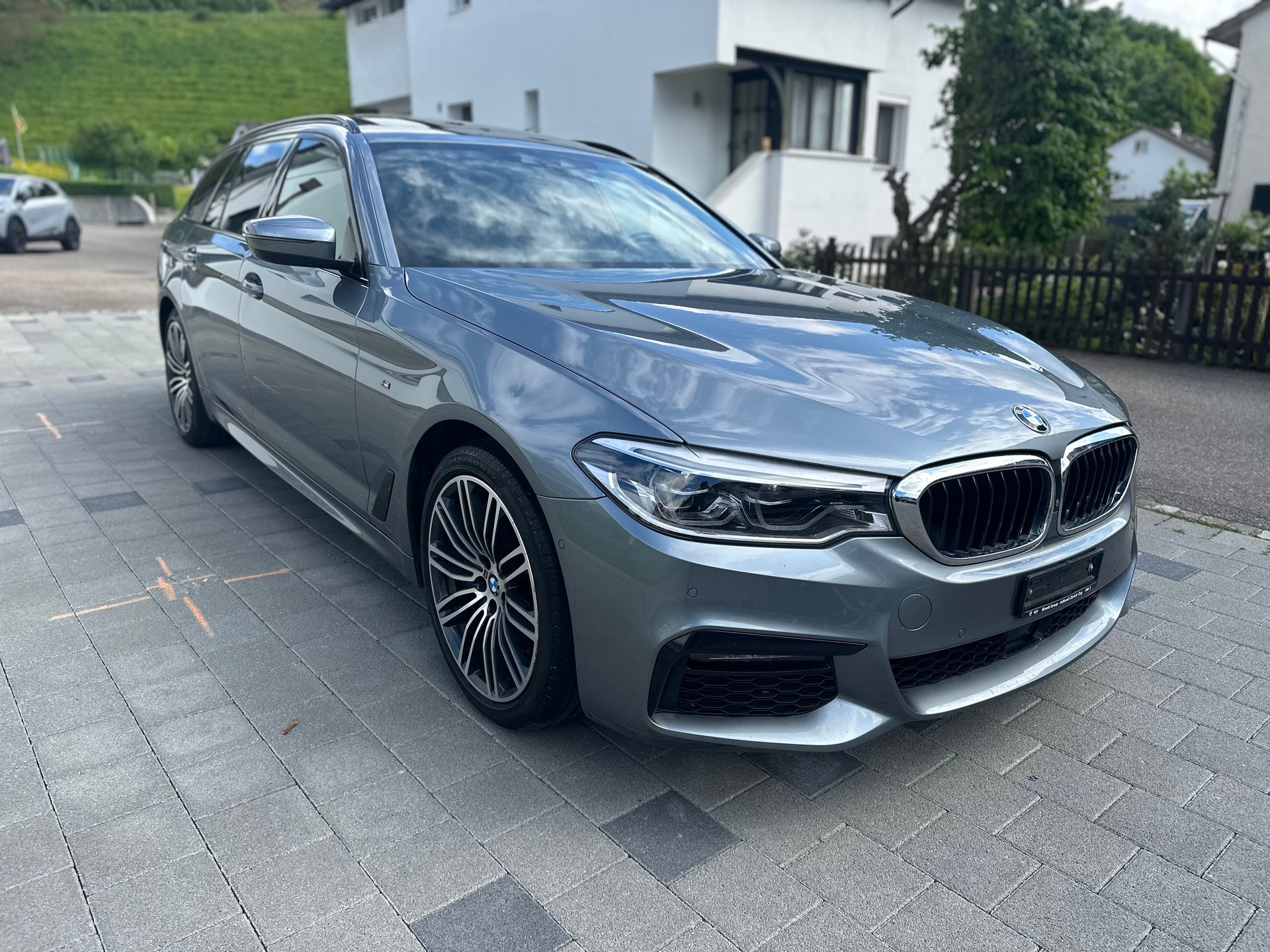 BMW 540i xDrive Touring Steptronic-image-3
