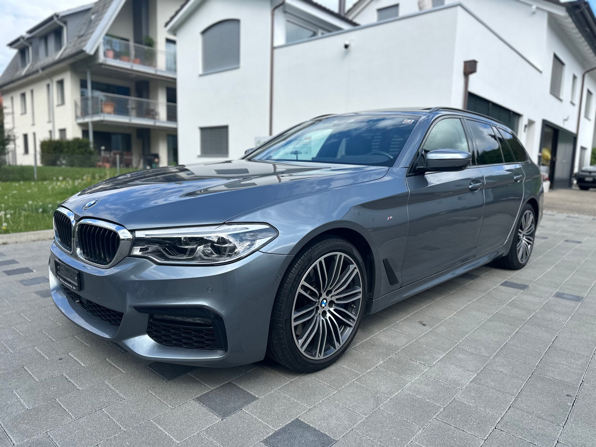 BMW 540i xDrive Touring Steptronic-image-1