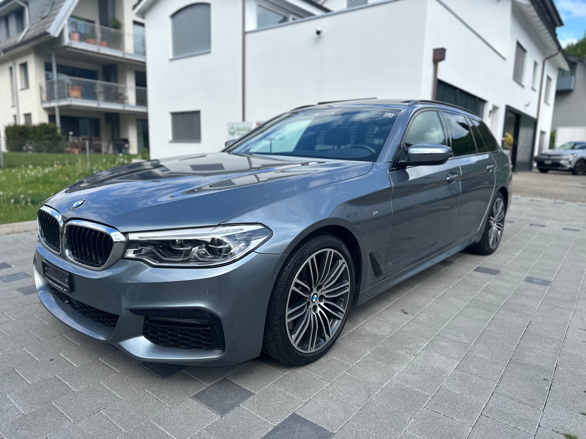BMW 540i xDrive Touring Steptronic-image-0
