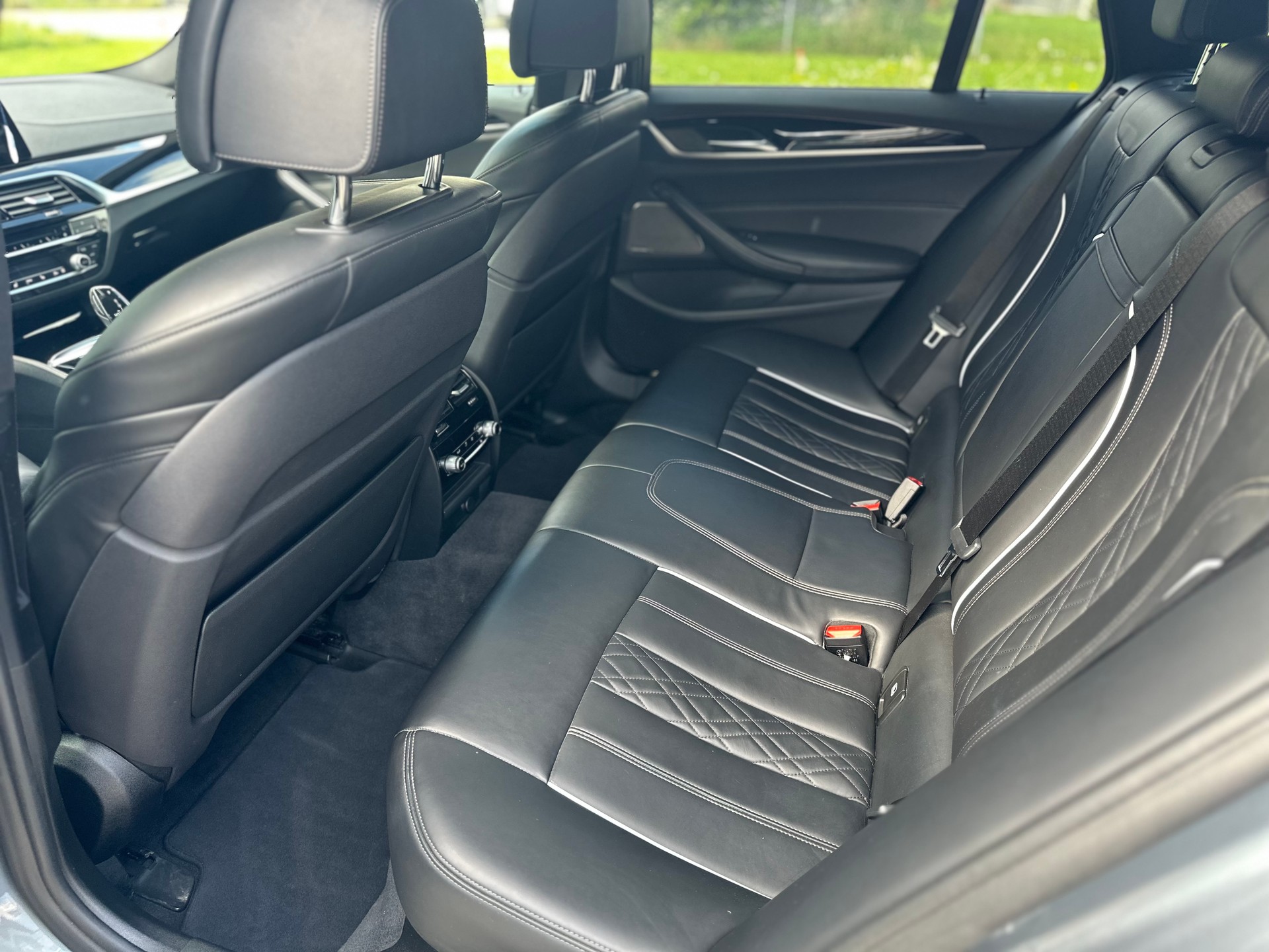 BMW 540i xDrive Touring Steptronic-image-9