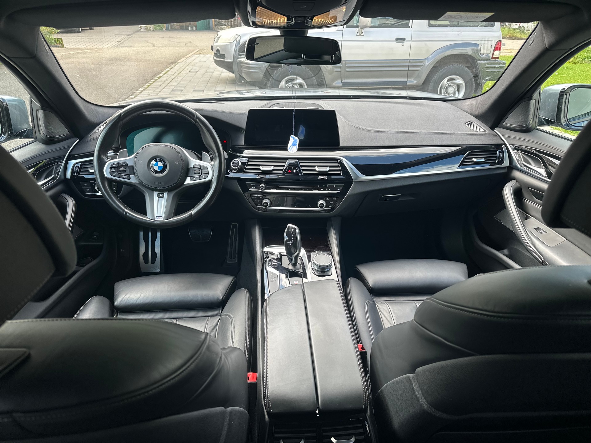 BMW 540i xDrive Touring Steptronic-image-12