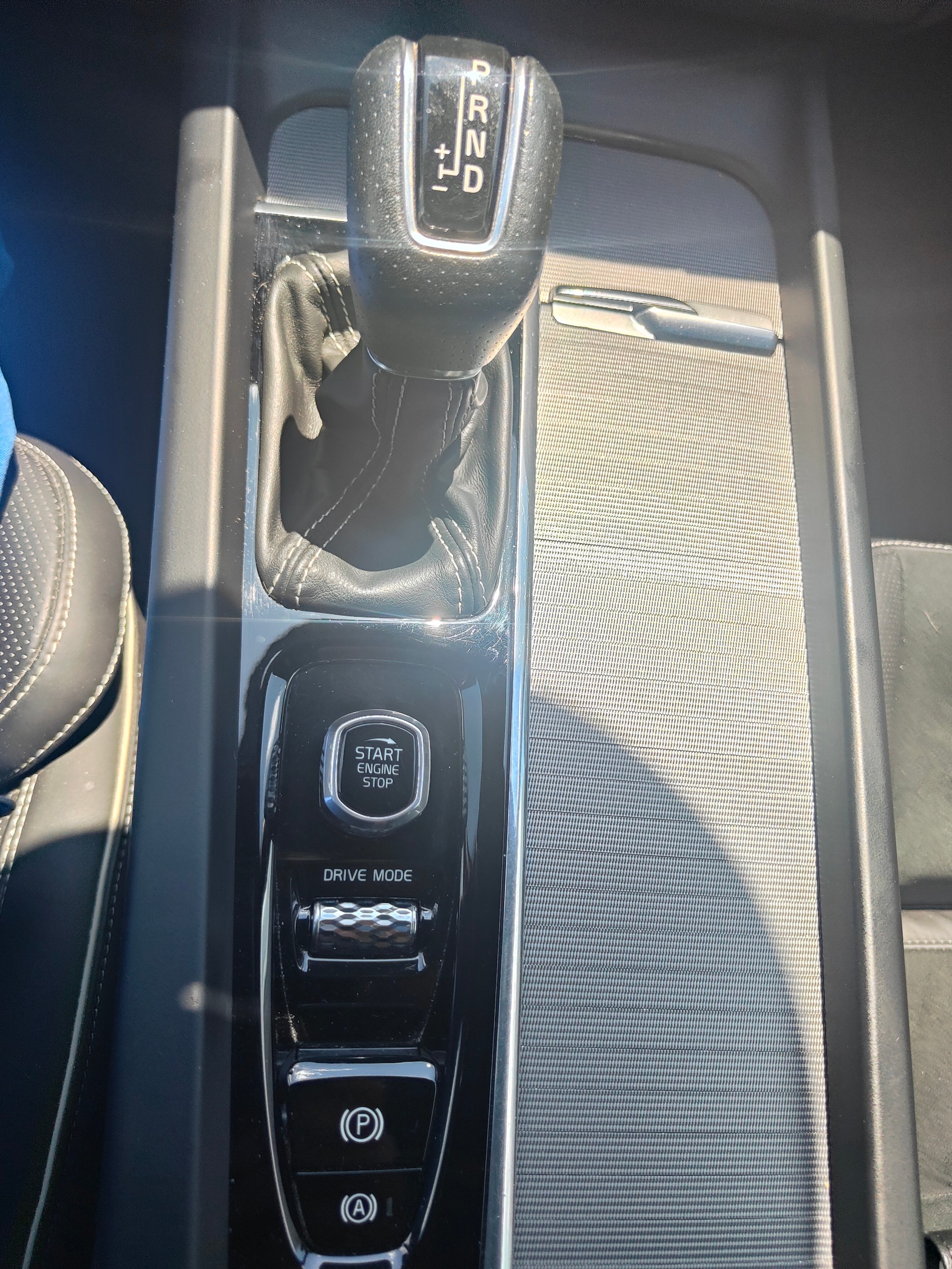 VOLVO XC60 D5 AWD R-Design Geartronic-image-16