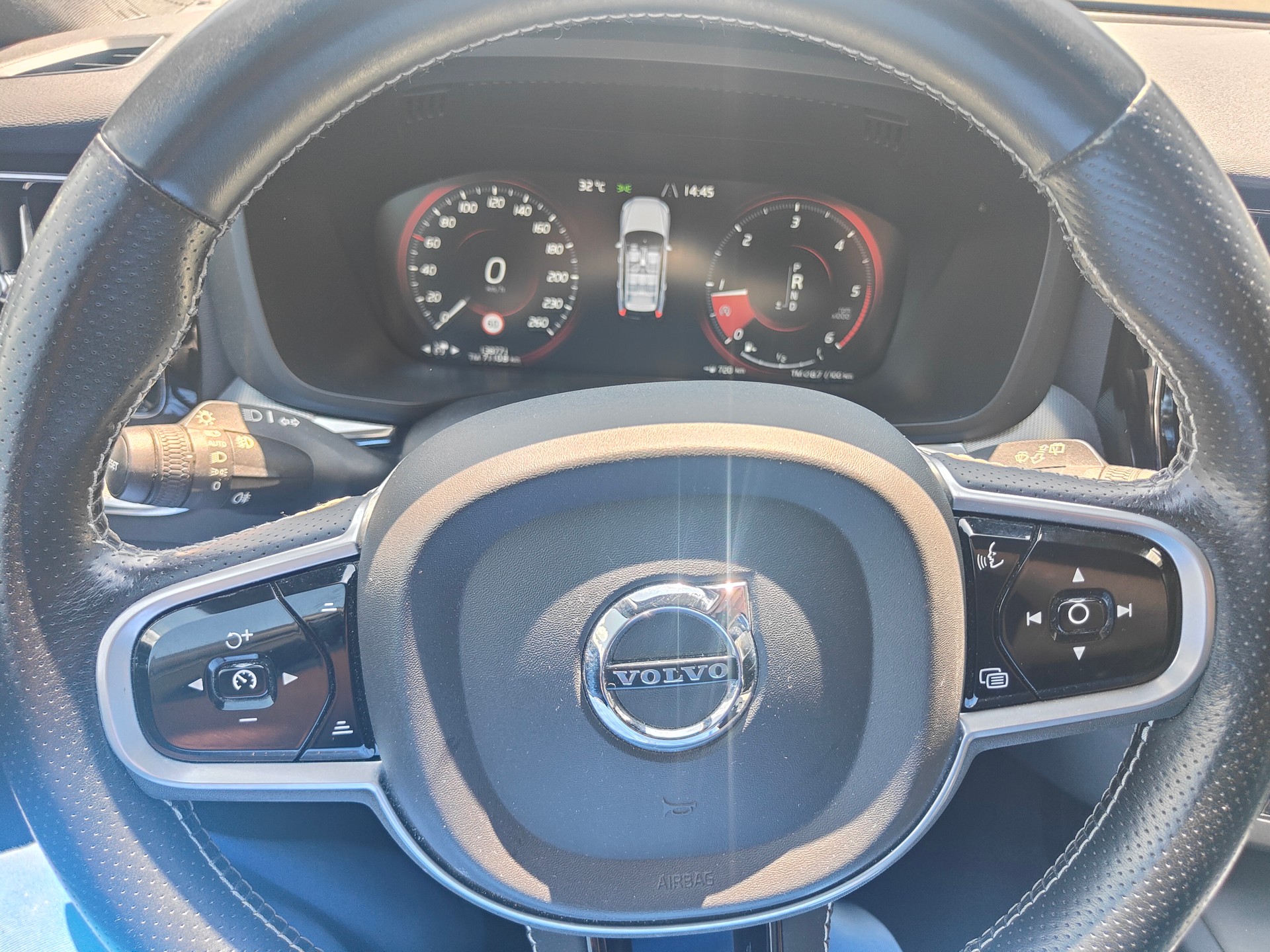 VOLVO XC60 D5 AWD R-Design Geartronic-image-17