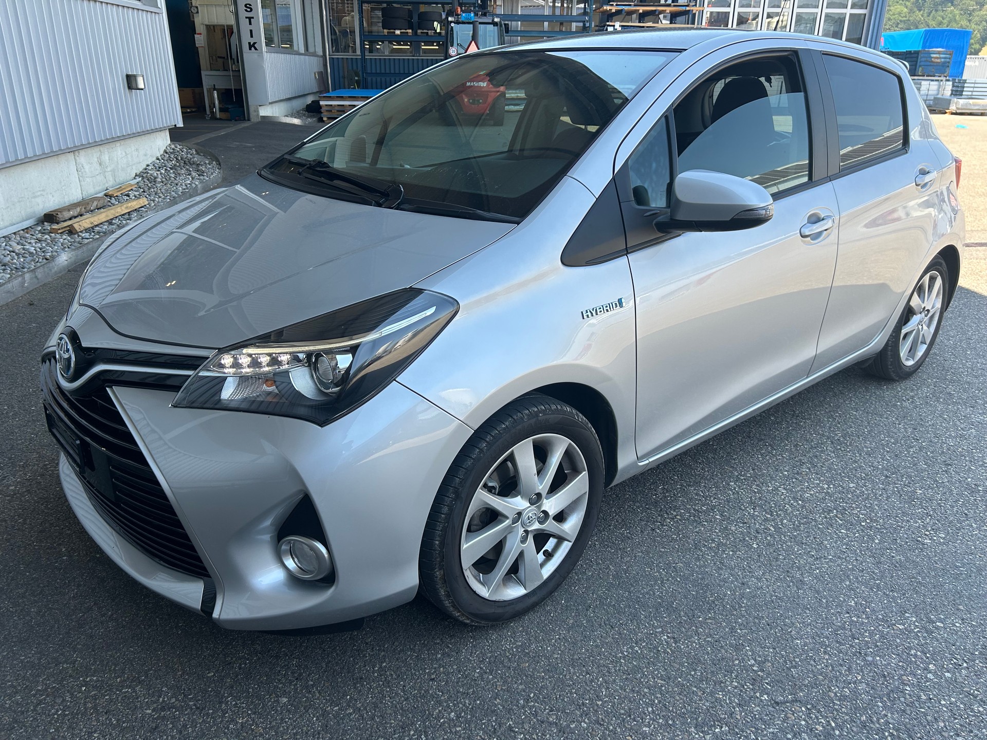 TOYOTA Yaris 1.5 VVT-i Hybrid Sol Premium e-CVT-image-1