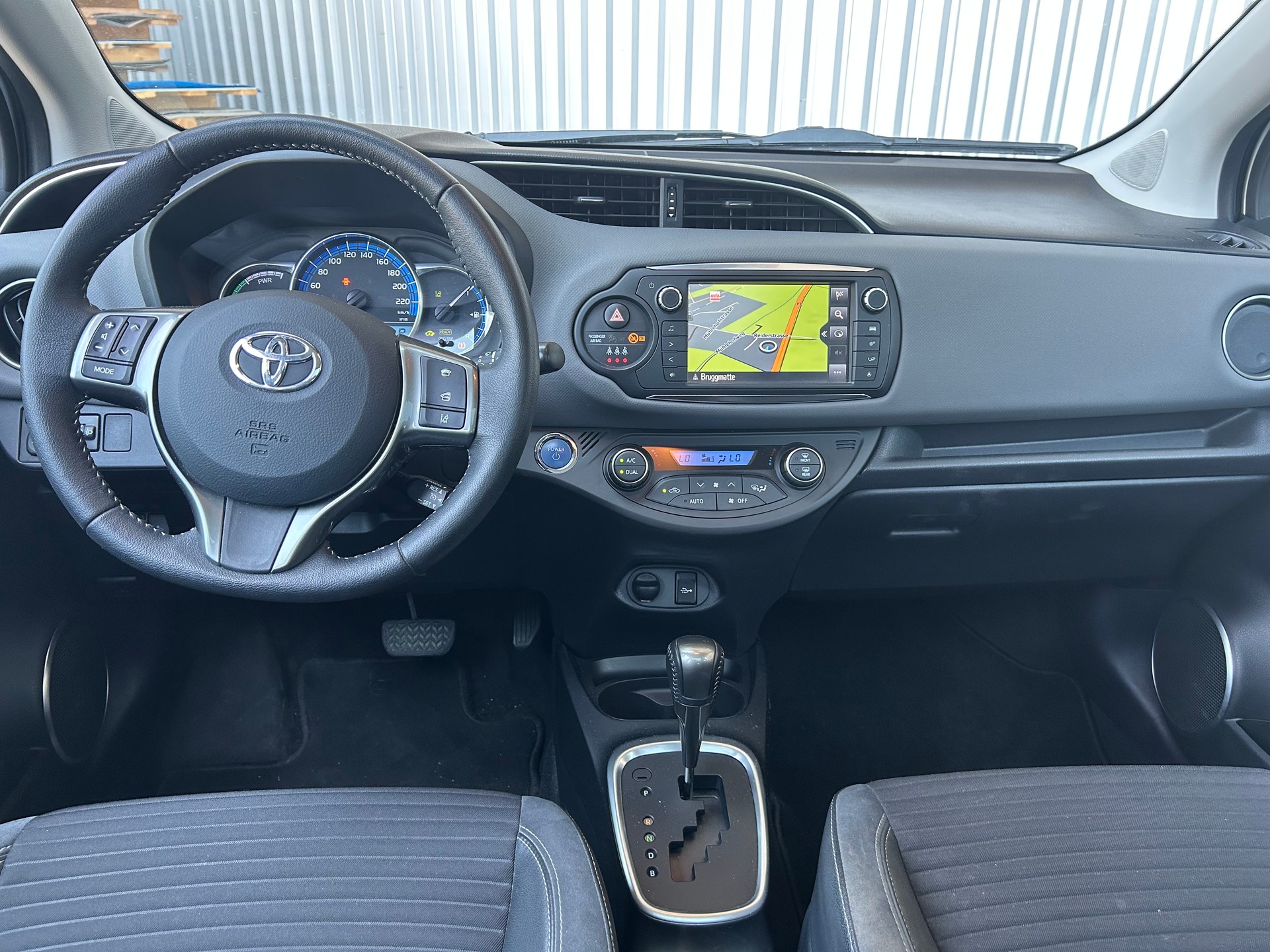 TOYOTA Yaris 1.5 VVT-i Hybrid Sol Premium e-CVT-image-6