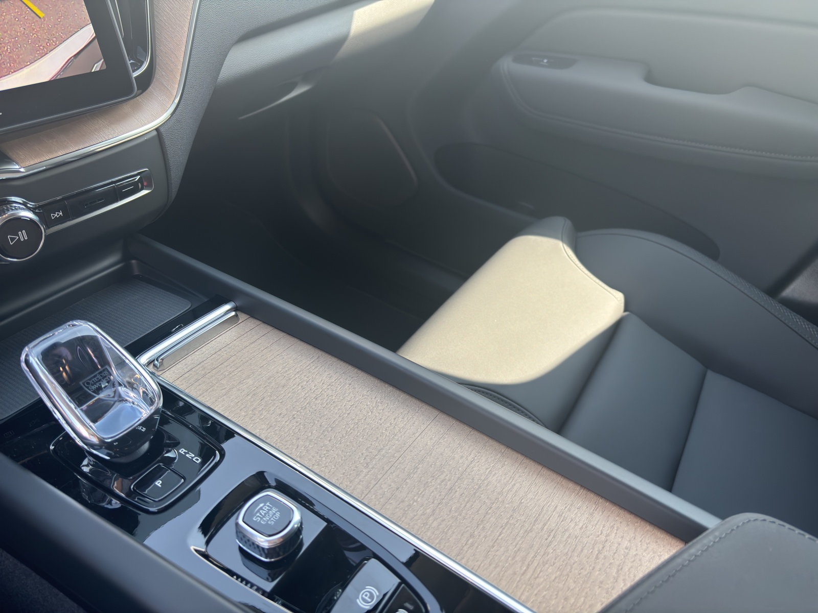 VOLVO XC60 2.0 T6 TE Plus Dark eAWD-image-6