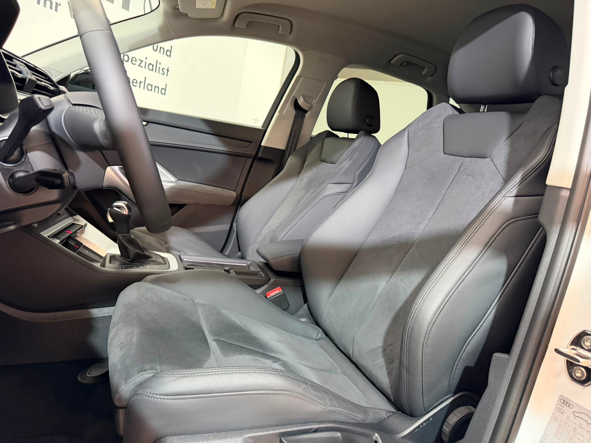 AUDI Q3 45 TFSI S line quattro S-tronic-image-8
