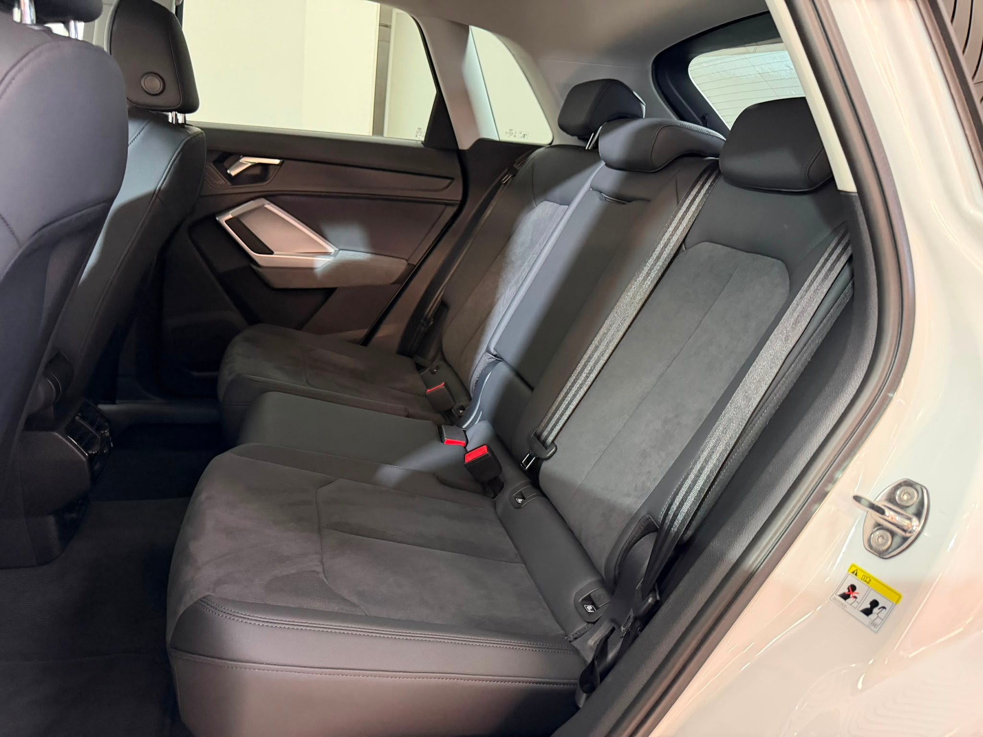AUDI Q3 45 TFSI S line quattro S-tronic-image-9