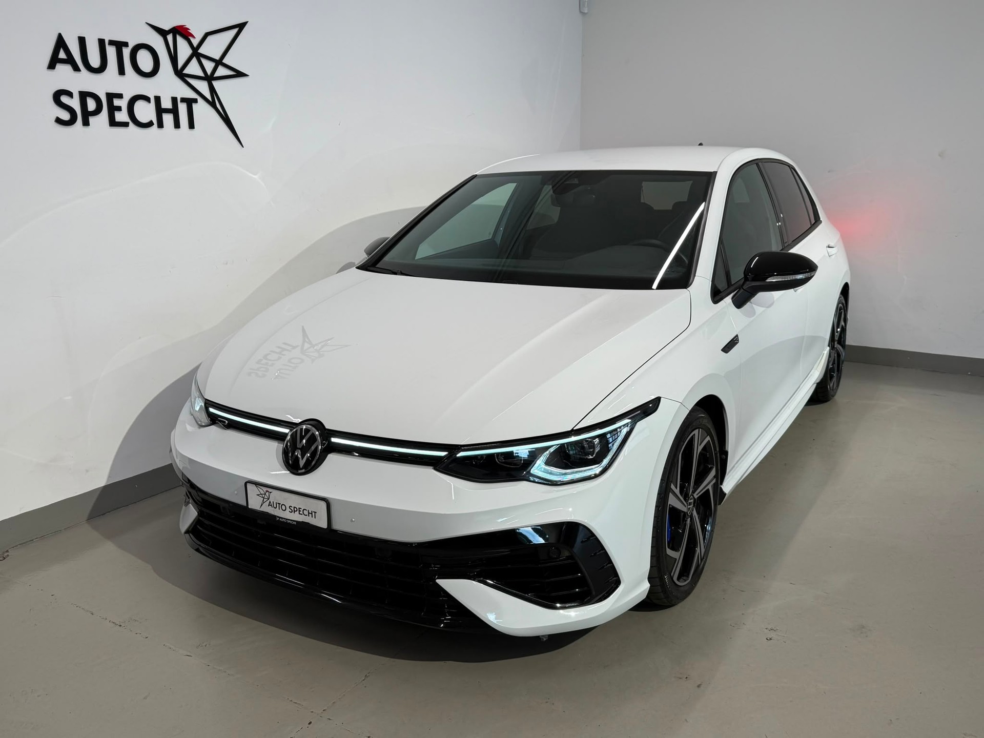 VW Golf 2.0 TSI R DSG 4Motion-image-1