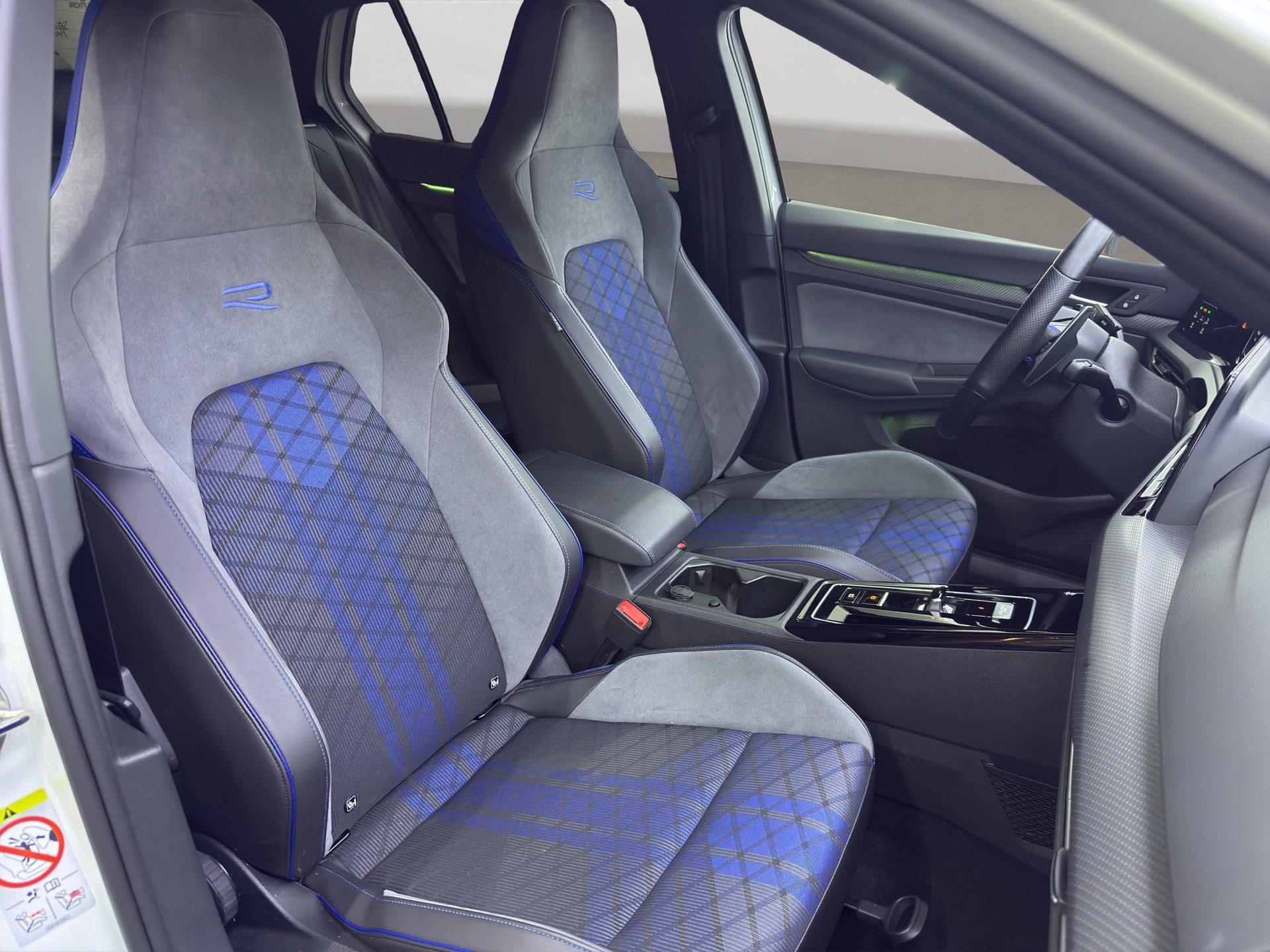 VW Golf 2.0 TSI R DSG 4Motion-image-13