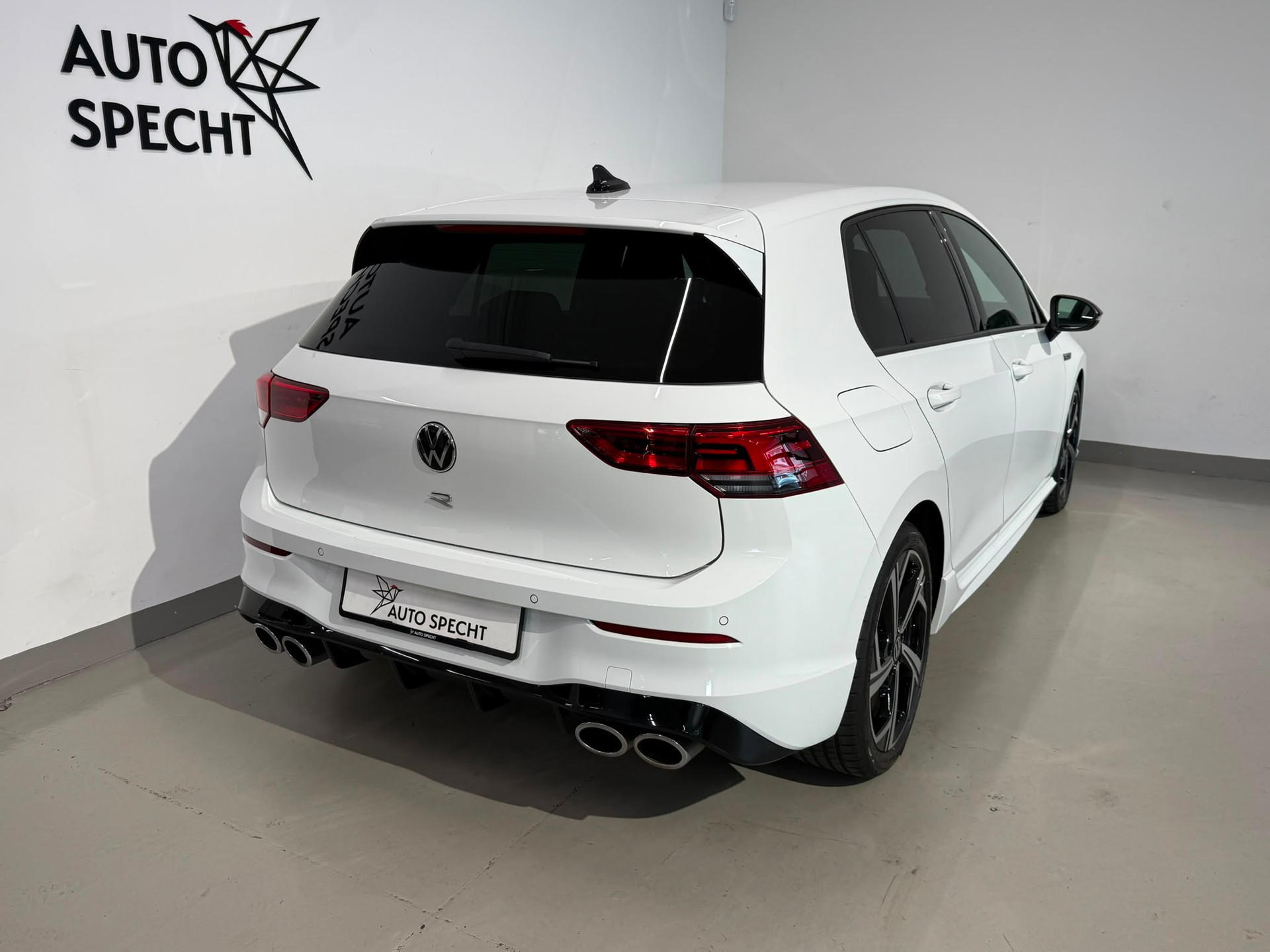 VW Golf 2.0 TSI R DSG 4Motion-image-5
