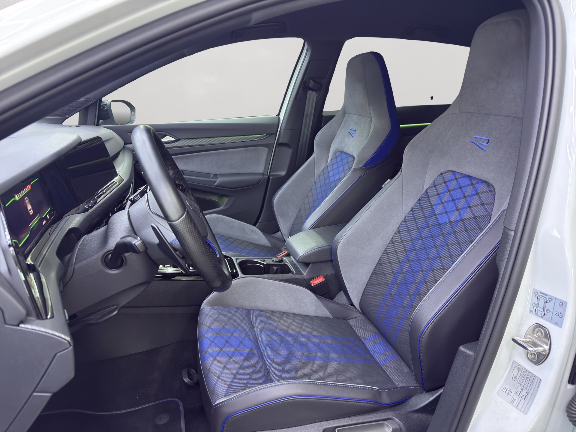 VW Golf 2.0 TSI R DSG 4Motion-image-11