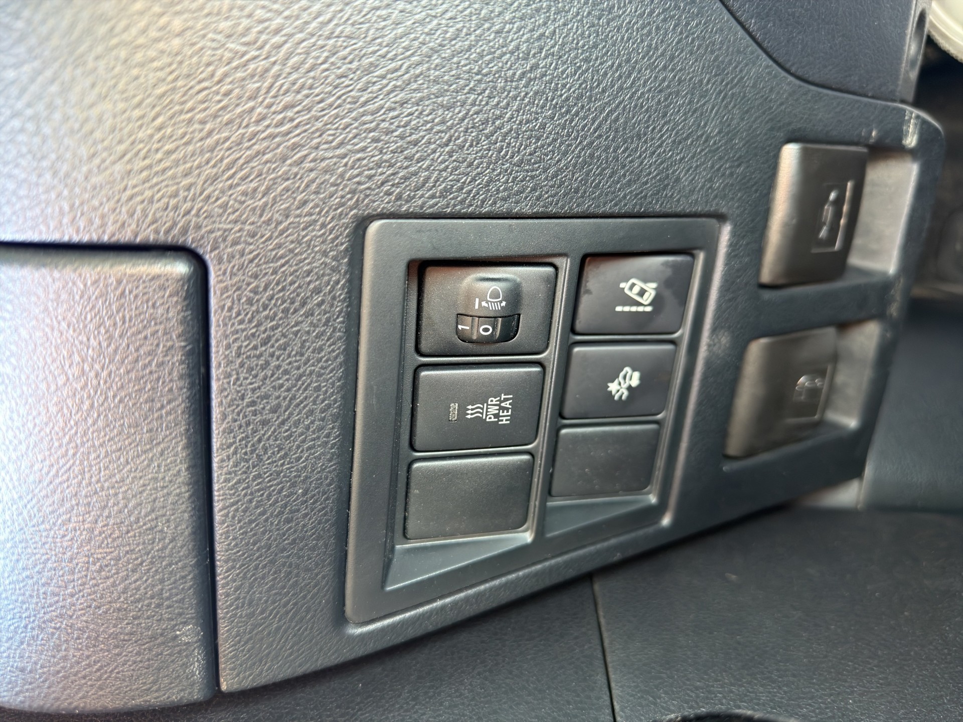 TOYOTA Hilux 2.4D-4D Sol Premium Double Cab 4x4-image-11