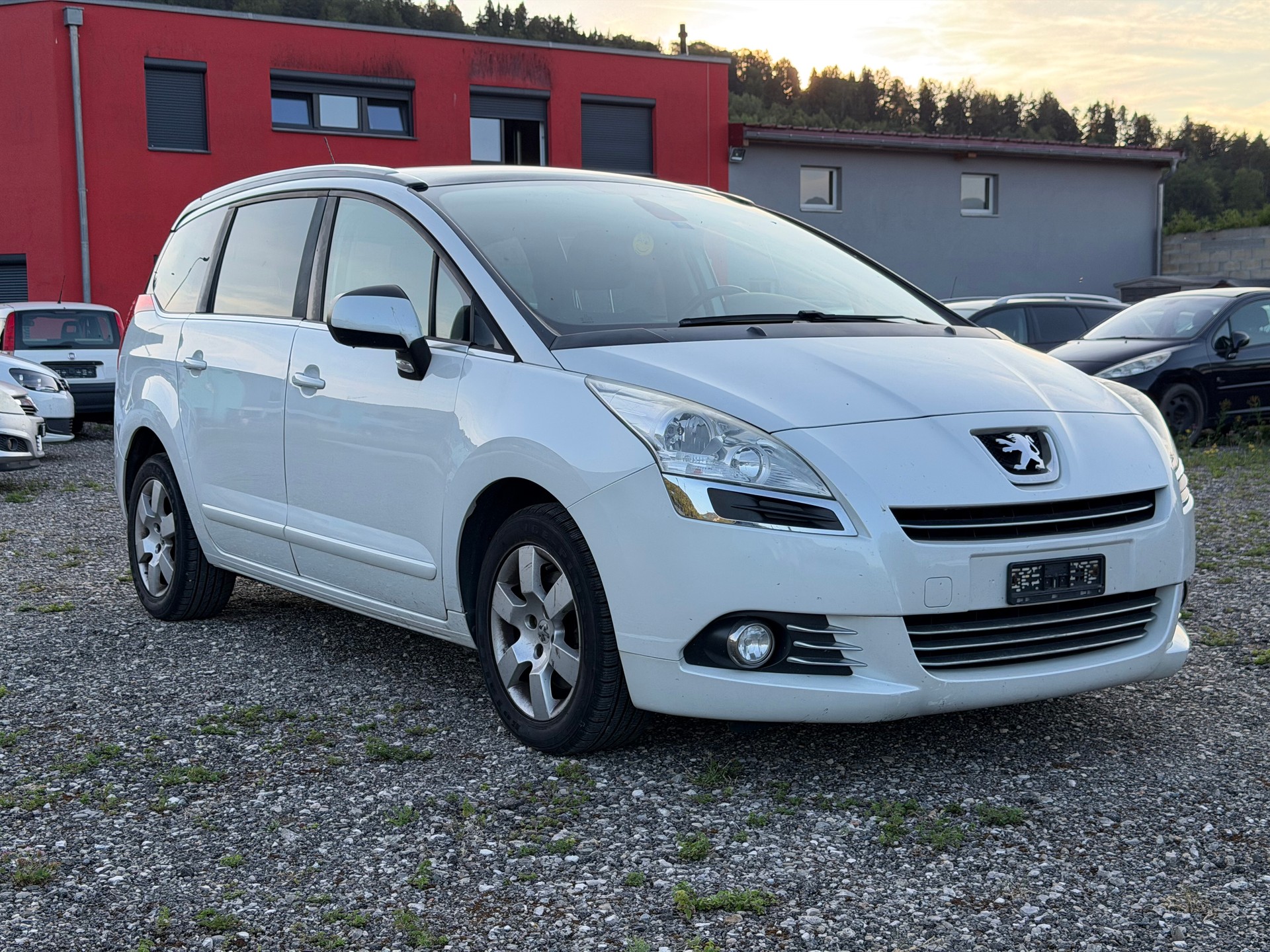 PEUGEOT 5008 1.6 16V T Active-image-1