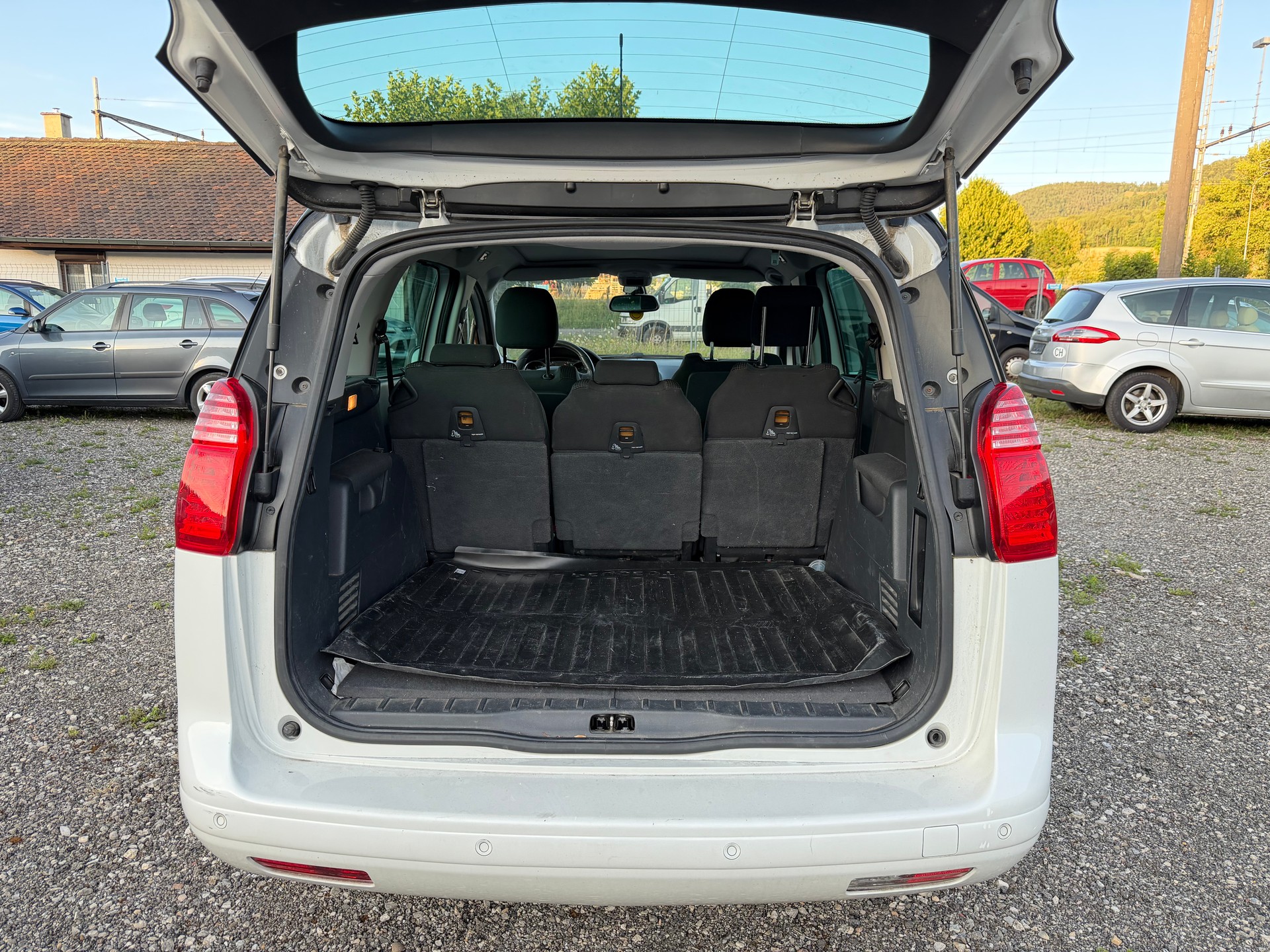 PEUGEOT 5008 1.6 16V T Active-image-9