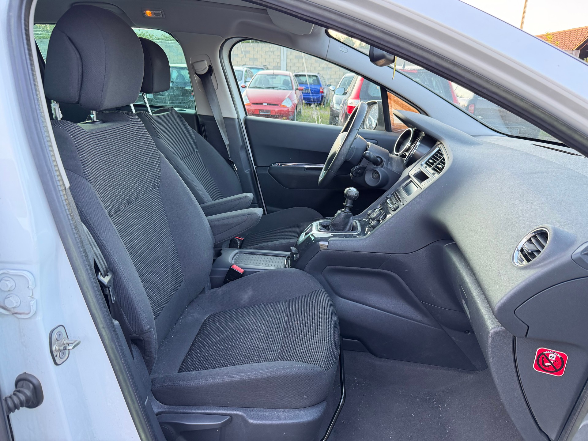PEUGEOT 5008 1.6 16V T Active-image-6