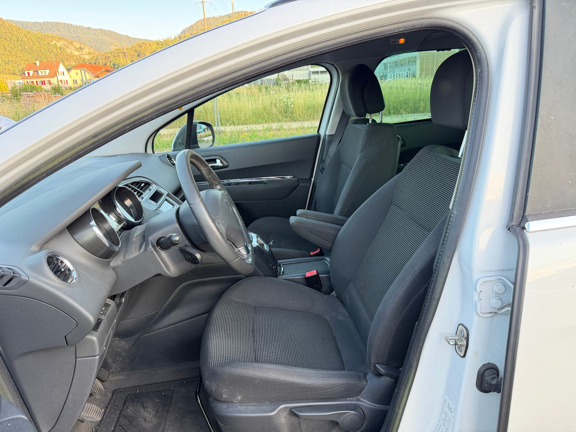 PEUGEOT 5008 1.6 16V T Active-image-7
