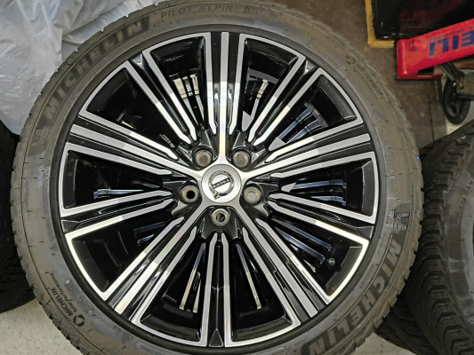 VOLVO V60 T8 eAWD R-Design-image-13
