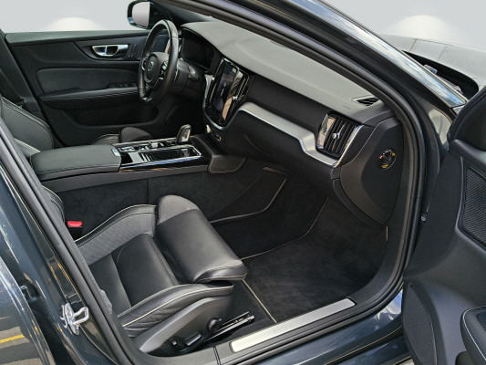 VOLVO V60 T8 eAWD R-Design-image-6