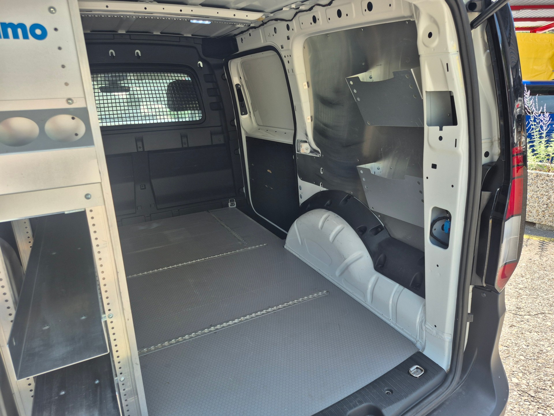 VW Caddy Cargo 2.0TDI Maxi-image-12