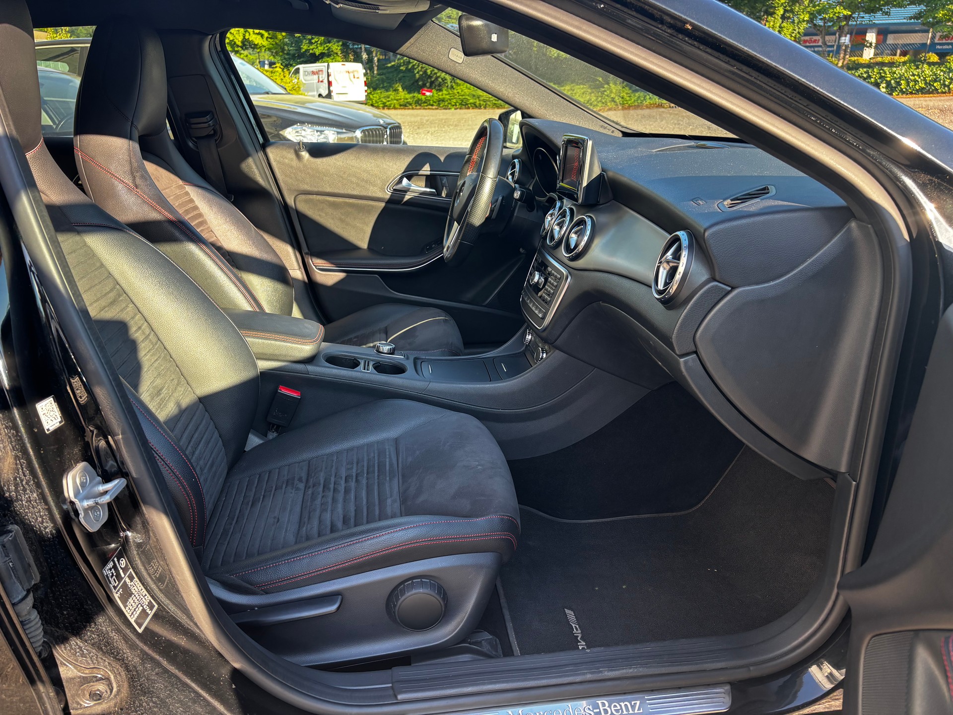 MERCEDES-BENZ GLA 250 AMG Line 4Matic 7G-DCT-image-13