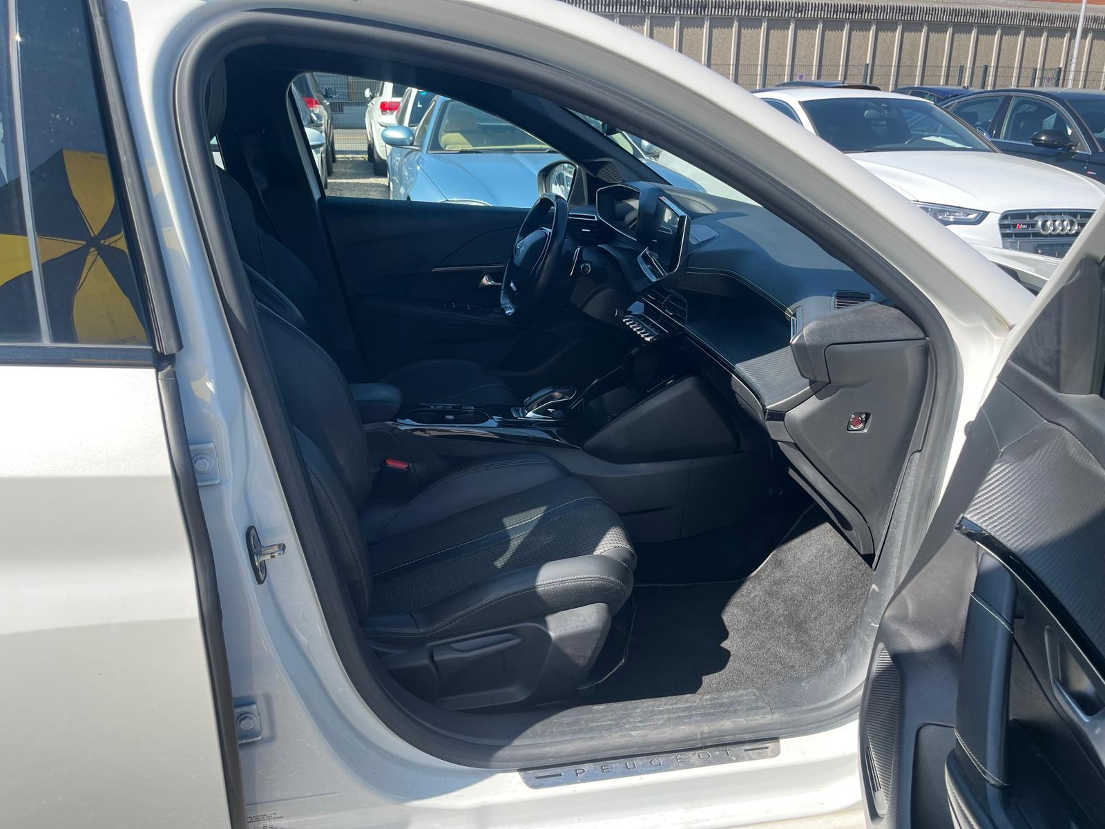 PEUGEOT 208 1.2i GT-Line-image-8