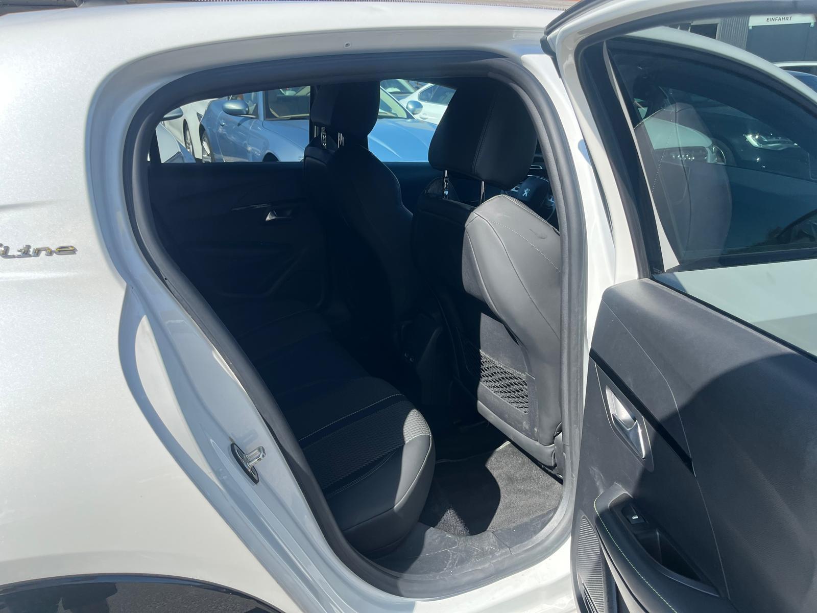 PEUGEOT 208 1.2i GT-Line-image-11