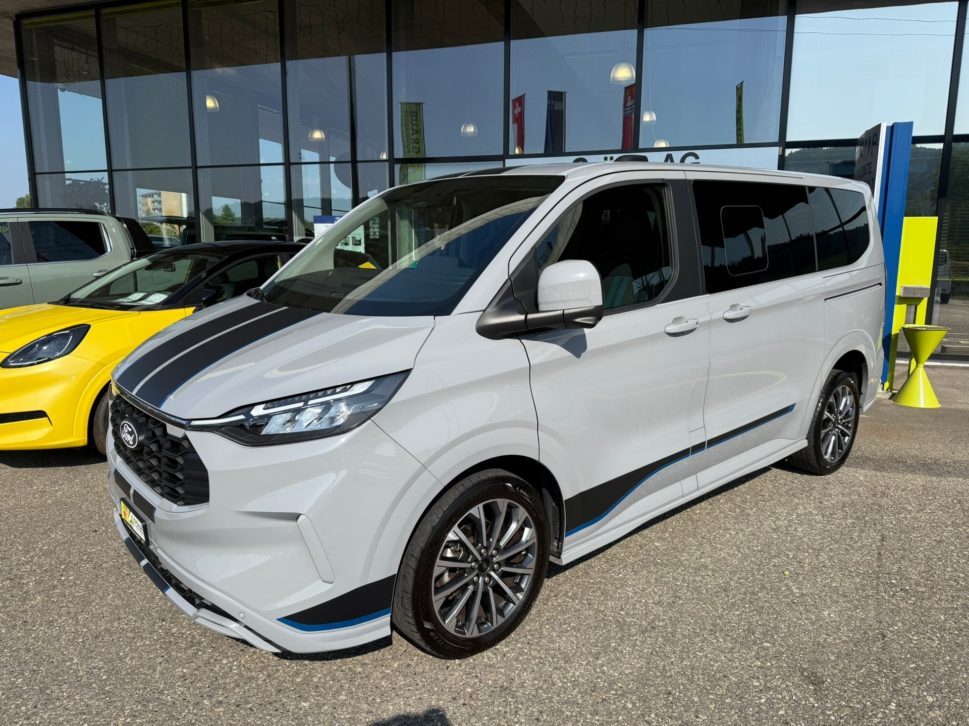 FORD Tourneo Bus 320 L1H1 Sport Automat 4x4-image-2