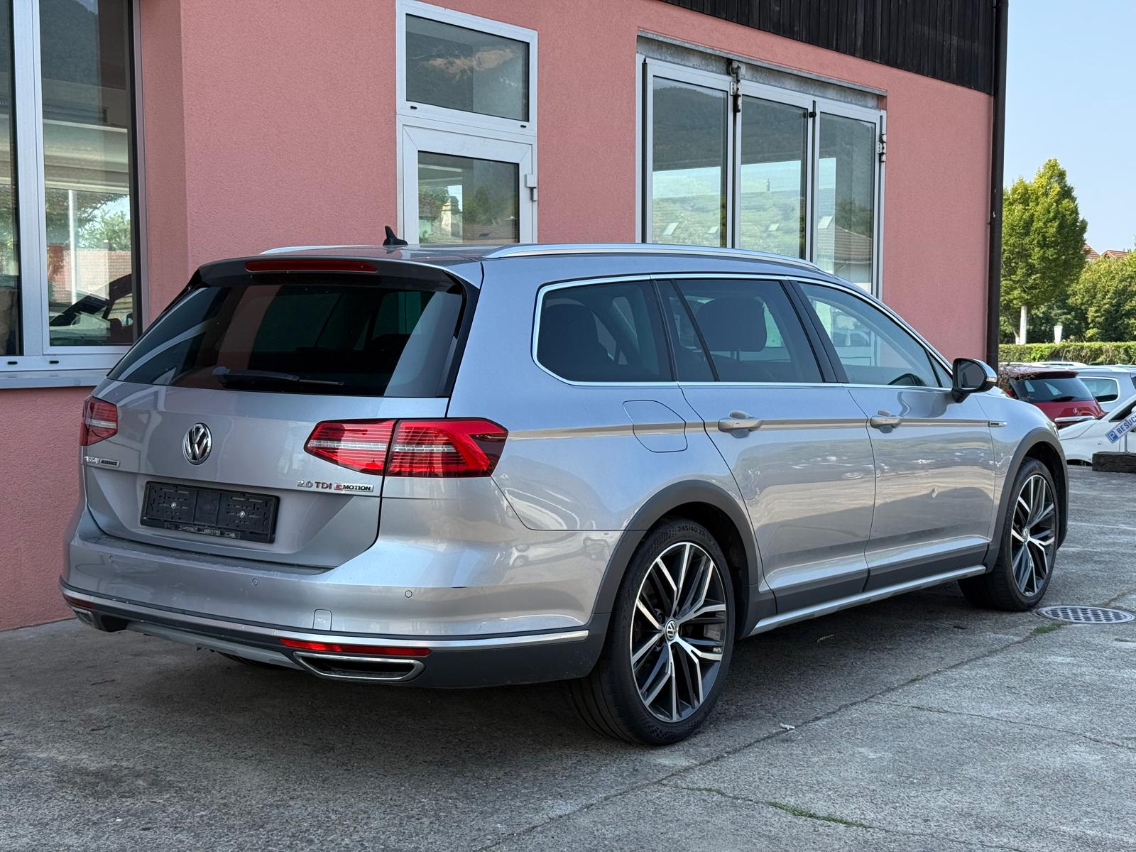 VW Passat Alltrack 2.0 TDI BMT 4Motion DSG-image-3