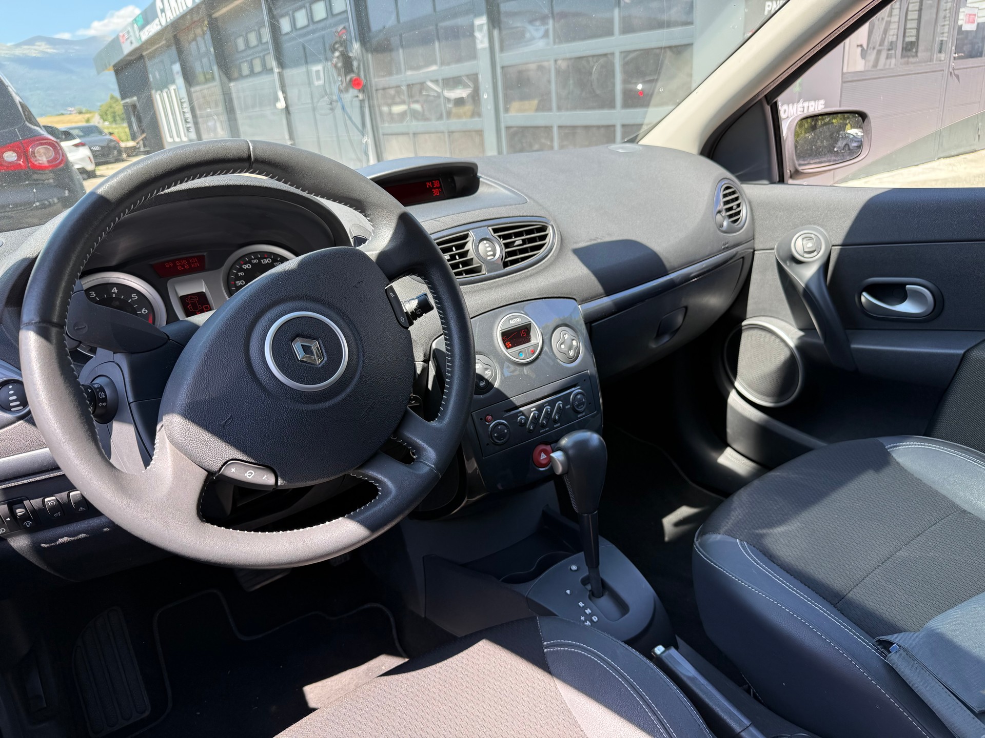 RENAULT Clio 1.6 16V Privilège-image-10