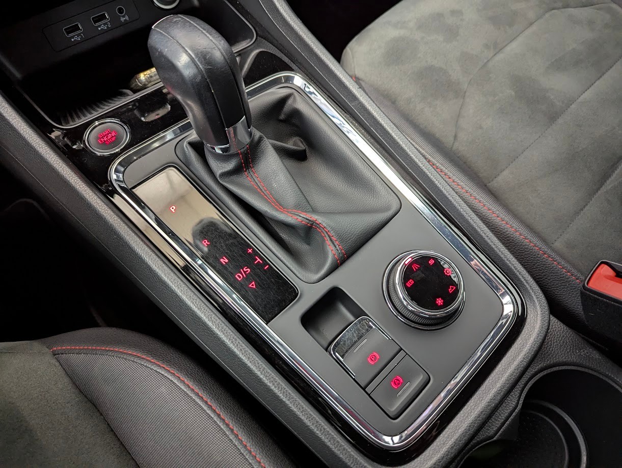 SEAT Ateca*CH-AUTO VON 78J SCHWEIZERIN 12MT GAR MFK 26 PANO 360CAM ASSISTS AHK 1900-image-24