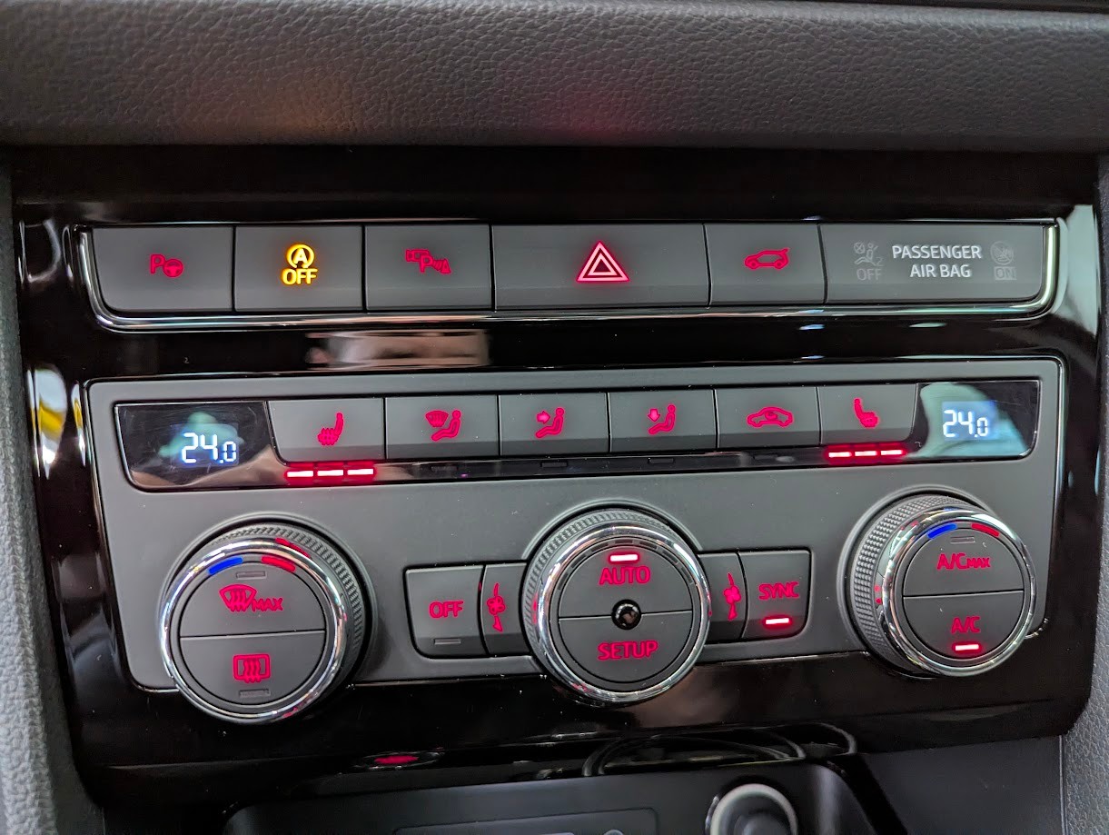 SEAT Ateca*CH-AUTO VON 78J SCHWEIZERIN 12MT GAR MFK 26 PANO 360CAM ASSISTS AHK 1900-image-22
