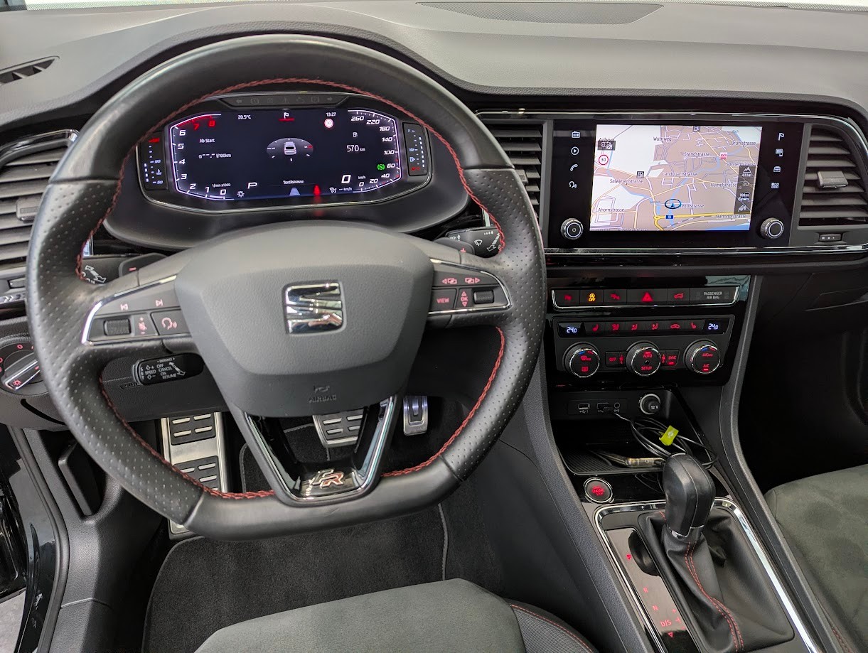 SEAT Ateca*CH-AUTO VON 78J SCHWEIZERIN 12MT GAR MFK 26 PANO 360CAM ASSISTS AHK 1900-image-4