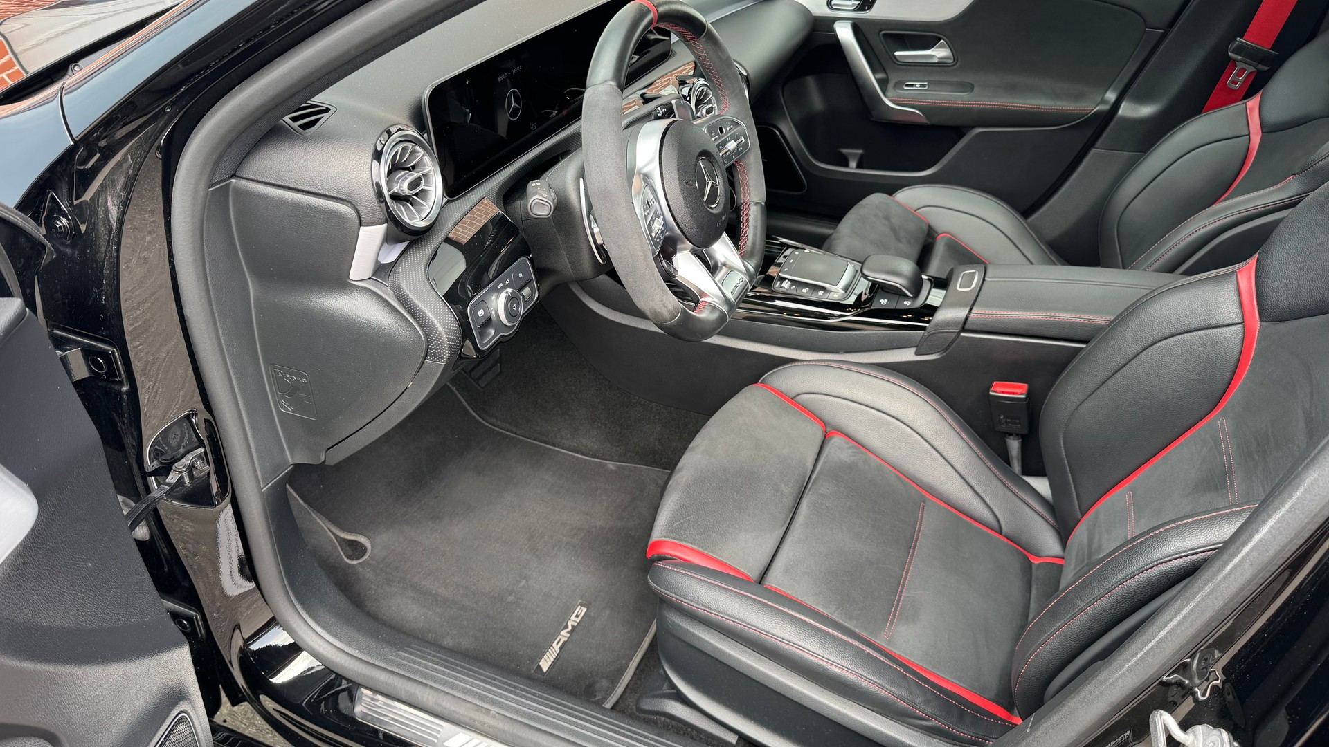 MERCEDES-BENZ A 45 S AMG 4Matic+ Speedshift-image-10