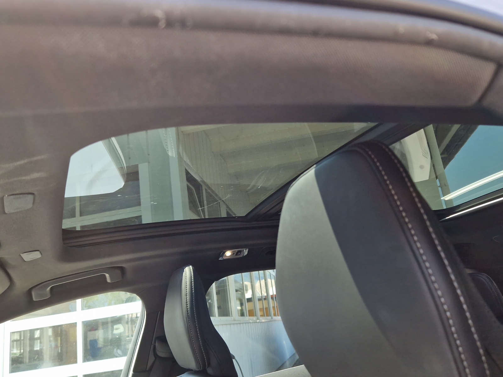 VOLVO XC60 2.0 T6 R-Design AWD-image-13