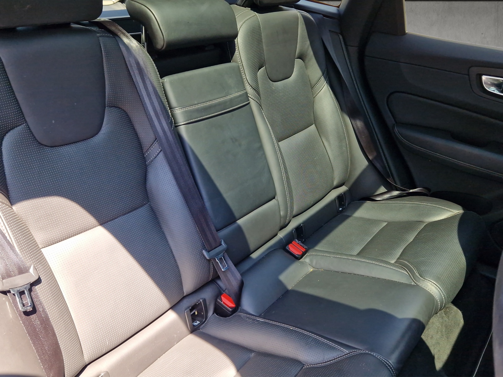 VOLVO XC60 2.0 T6 R-Design AWD-image-14