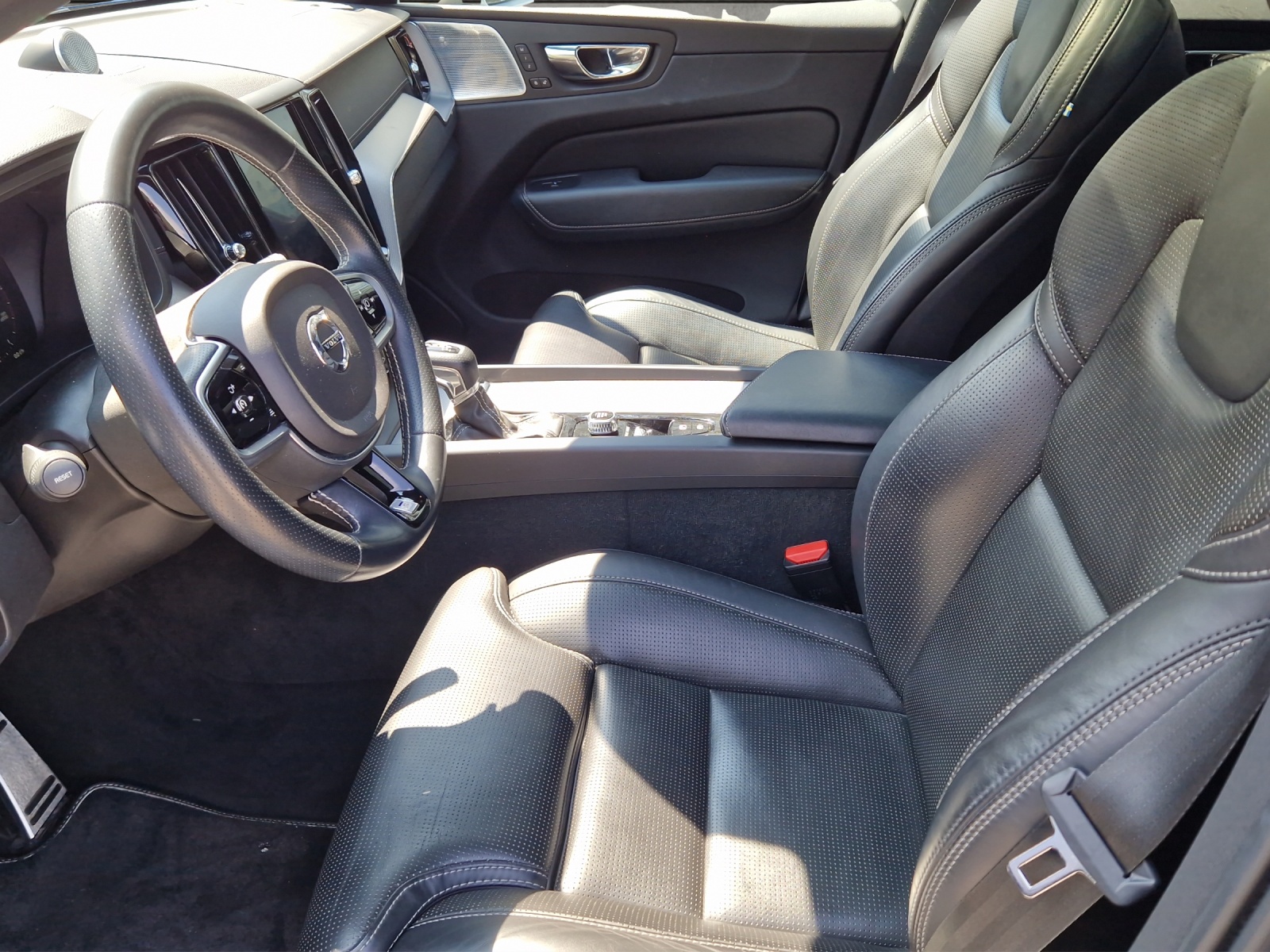 VOLVO XC60 2.0 T6 R-Design AWD-image-7