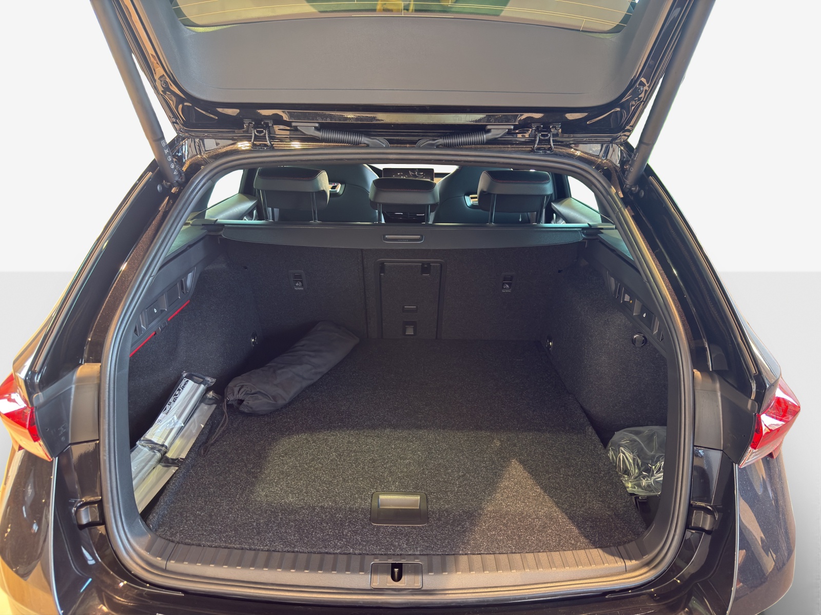 SKODA Octavia Combi 2.0 TSI DSG RS 30 Years Edition-image-12