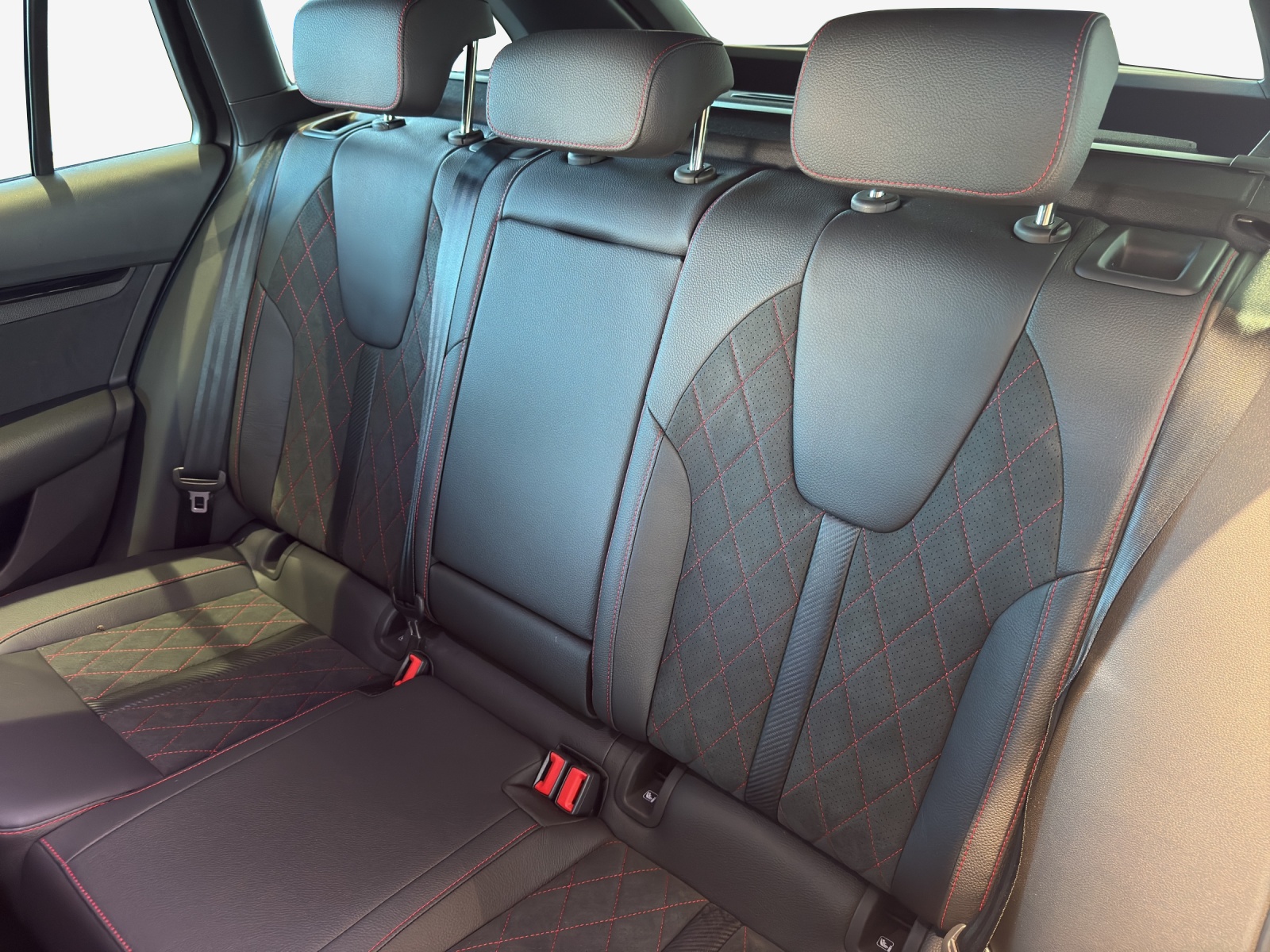 SKODA Octavia Combi 2.0 TSI DSG RS 30 Years Edition-image-11