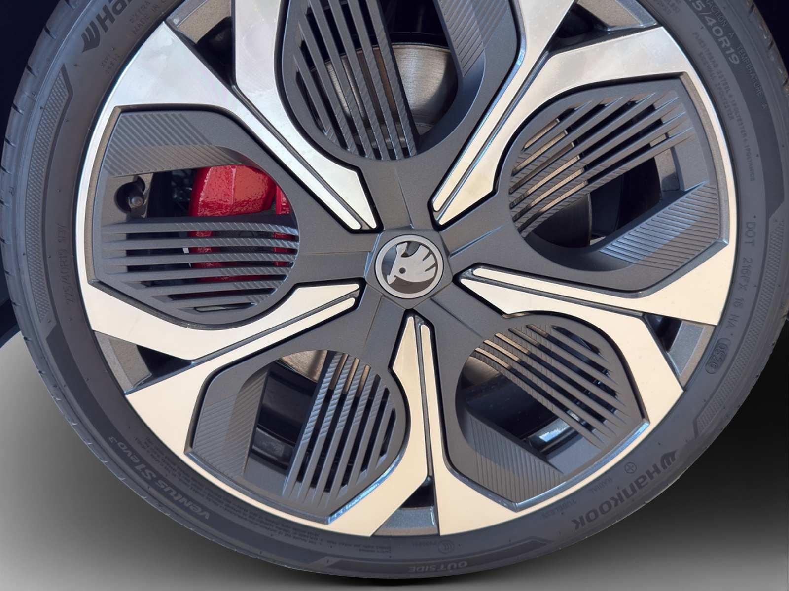 SKODA Octavia Combi 2.0 TSI DSG RS 30 Years Edition-image-14
